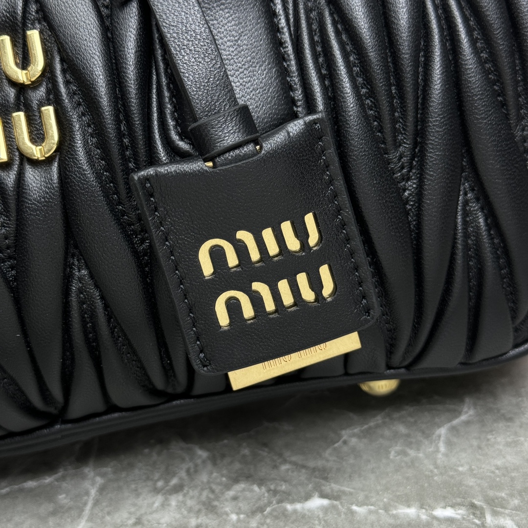 Image [3]-P1720 ✔️ MiuMiu Bowling Bag 5BB148MiuMiu Bowling Bag official website to promote this year's absolute top imported lambskin MiuMiu unique style Matelasse pattern body exquisite three-dimensional and shaped front engraved logo and the color of the leather echo detachable and adjustable leather long shoulder straps cotton satin lining with zipper pockets many celebrities net Red with the same size 27X12X9Cm with original packaging-high imitation bags