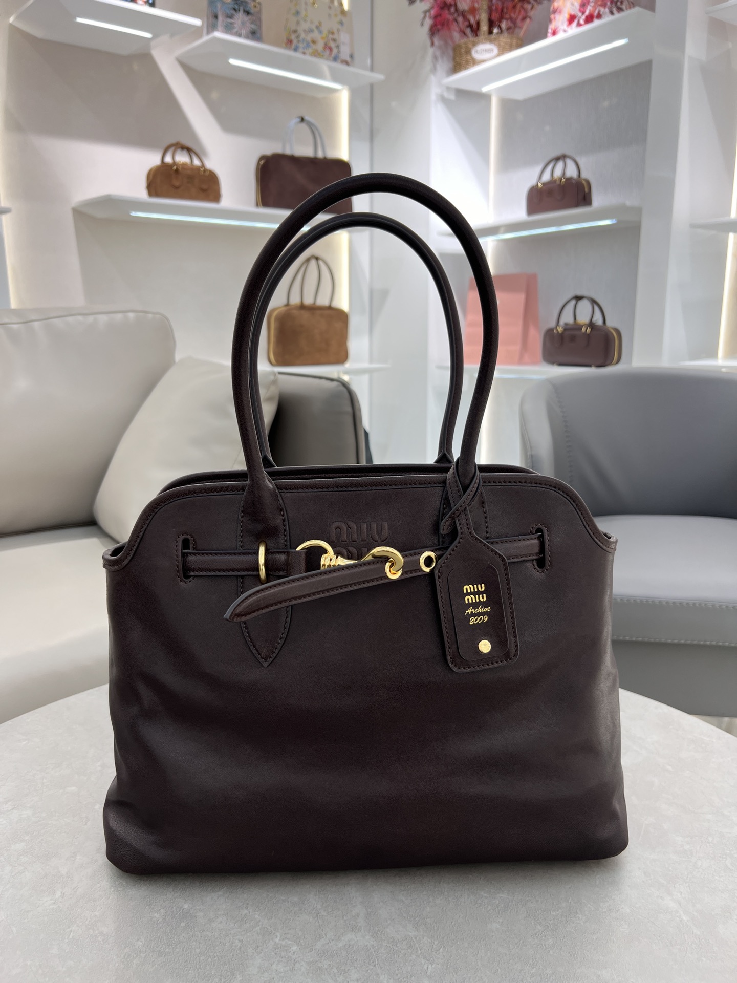 P2000 ✔️ aventure nappa 0295BG291 vintage tote bag in new supple sheepskin leather is soft and premium this aventure nappa leather handbag inspired by the miu collection has been restructured to become lighter and more lightweight with a new personality embossed monogrammed logo adds an iconic element vintage gold hardware linen-blend lining with zipper pocket and patch pocketsLong wristsSuitable as a handbag or on the shoulderSize: 31x40x13cm