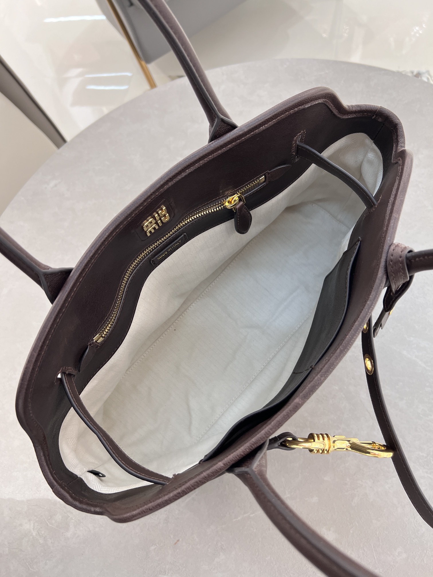 P2000 ✔️ aventure nappa 0295BG291 vintage tote bag in new supple sheepskin leather is soft and premium this aventure nappa leather handbag inspired by the miu collection has been restructured to become lighter and more lightweight with a new personality embossed monogrammed logo adds an iconic element vintage gold hardware linen-blend lining with zipper pocket and patch pocketsLong wristsSuitable as a handbag or on the shoulderSize: 31x40x13cm