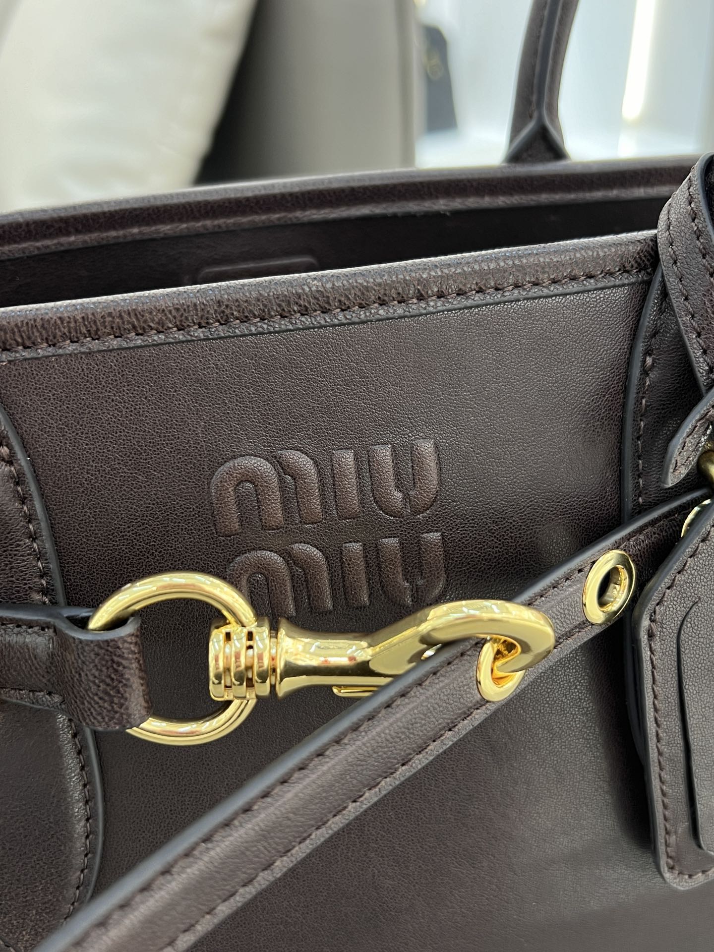 P2000 ✔️ aventure nappa 0295BG291 vintage tote bag in new supple sheepskin leather is soft and premium this aventure nappa leather handbag inspired by the miu collection has been restructured to become lighter and more lightweight with a new personality embossed monogrammed logo adds an iconic element vintage gold hardware linen-blend lining with zipper pocket and patch pocketsLong wristsSuitable as a handbag or on the shoulderSize: 31x40x13cm