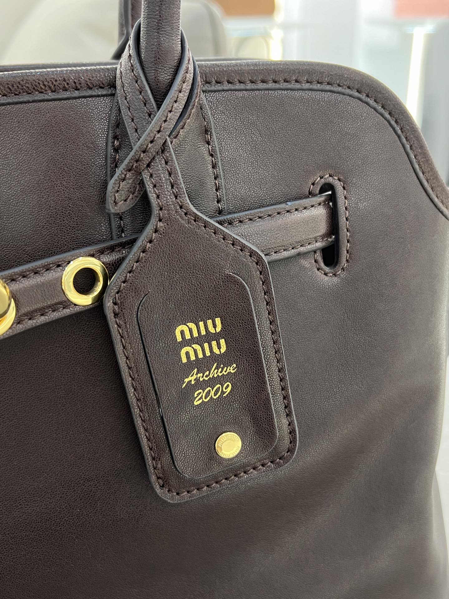 P2000 ✔️ aventure nappa 0295BG291 vintage tote bag in new supple sheepskin leather is soft and premium this aventure nappa leather handbag inspired by the miu collection has been restructured to become lighter and more lightweight with a new personality embossed monogrammed logo adds an iconic element vintage gold hardware linen-blend lining with zipper pocket and patch pocketsLong wristsSuitable as a handbag or on the shoulderSize: 31x40x13cm