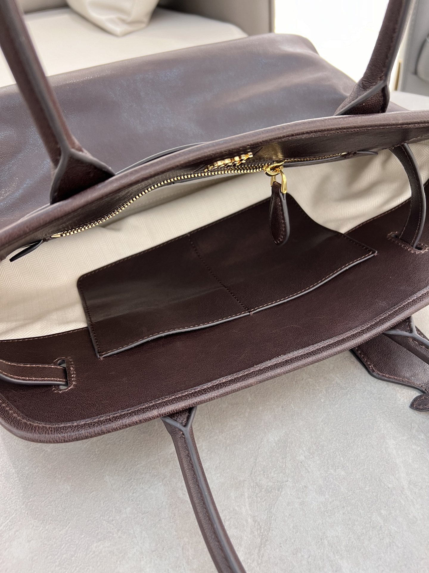 P2000 ✔️ aventure nappa 0295BG291 vintage tote bag in new supple sheepskin leather is soft and premium this aventure nappa leather handbag inspired by the miu collection has been restructured to become lighter and more lightweight with a new personality embossed monogrammed logo adds an iconic element vintage gold hardware linen-blend lining with zipper pocket and patch pocketsLong wristsSuitable as a handbag or on the shoulderSize: 31x40x13cm