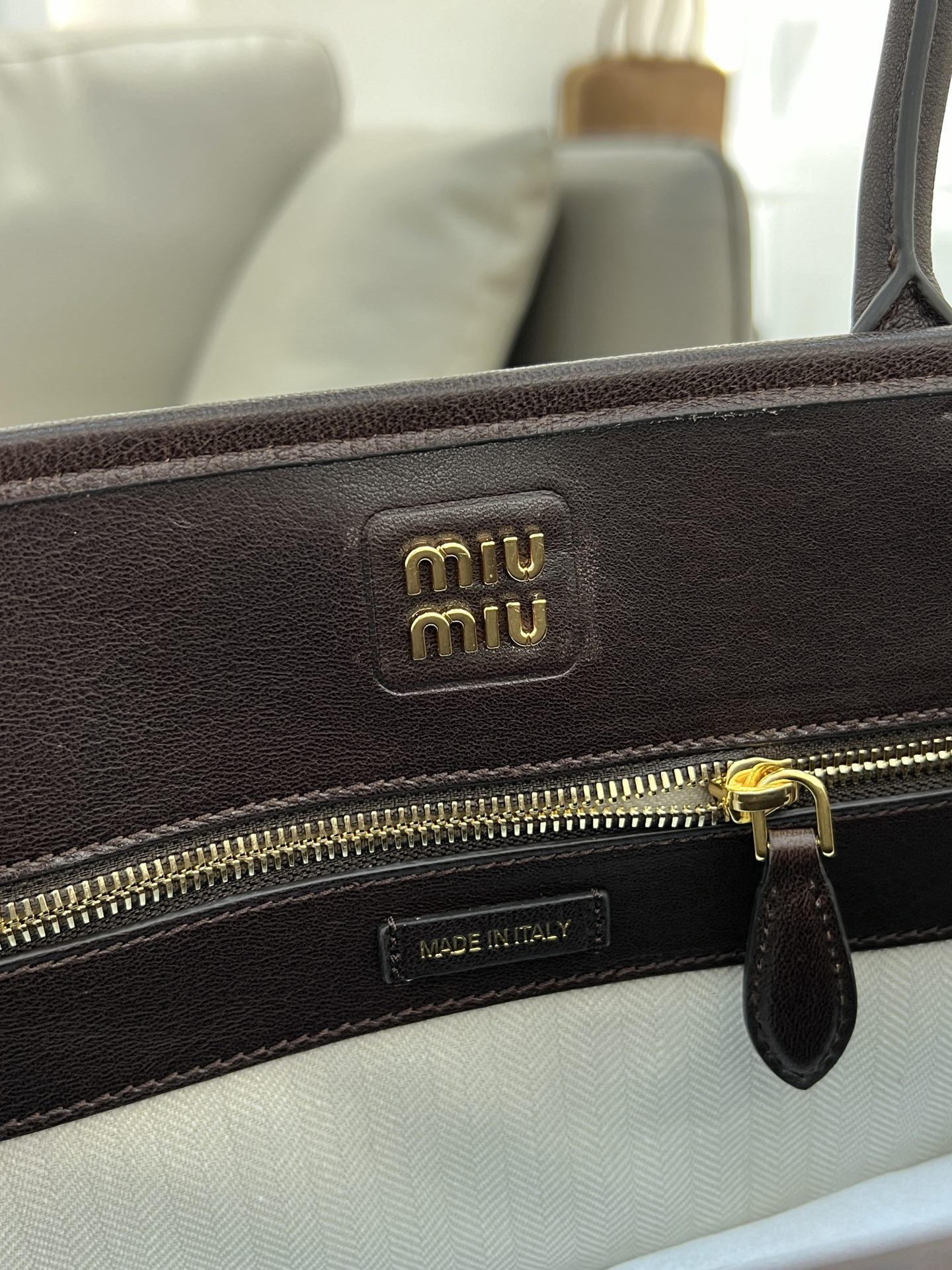 P2000 ✔️ aventure nappa 0295BG291 vintage tote bag in new supple sheepskin leather is soft and premium this aventure nappa leather handbag inspired by the miu collection has been restructured to become lighter and more lightweight with a new personality embossed monogrammed logo adds an iconic element vintage gold hardware linen-blend lining with zipper pocket and patch pocketsLong wristsSuitable as a handbag or on the shoulderSize: 31x40x13cm
