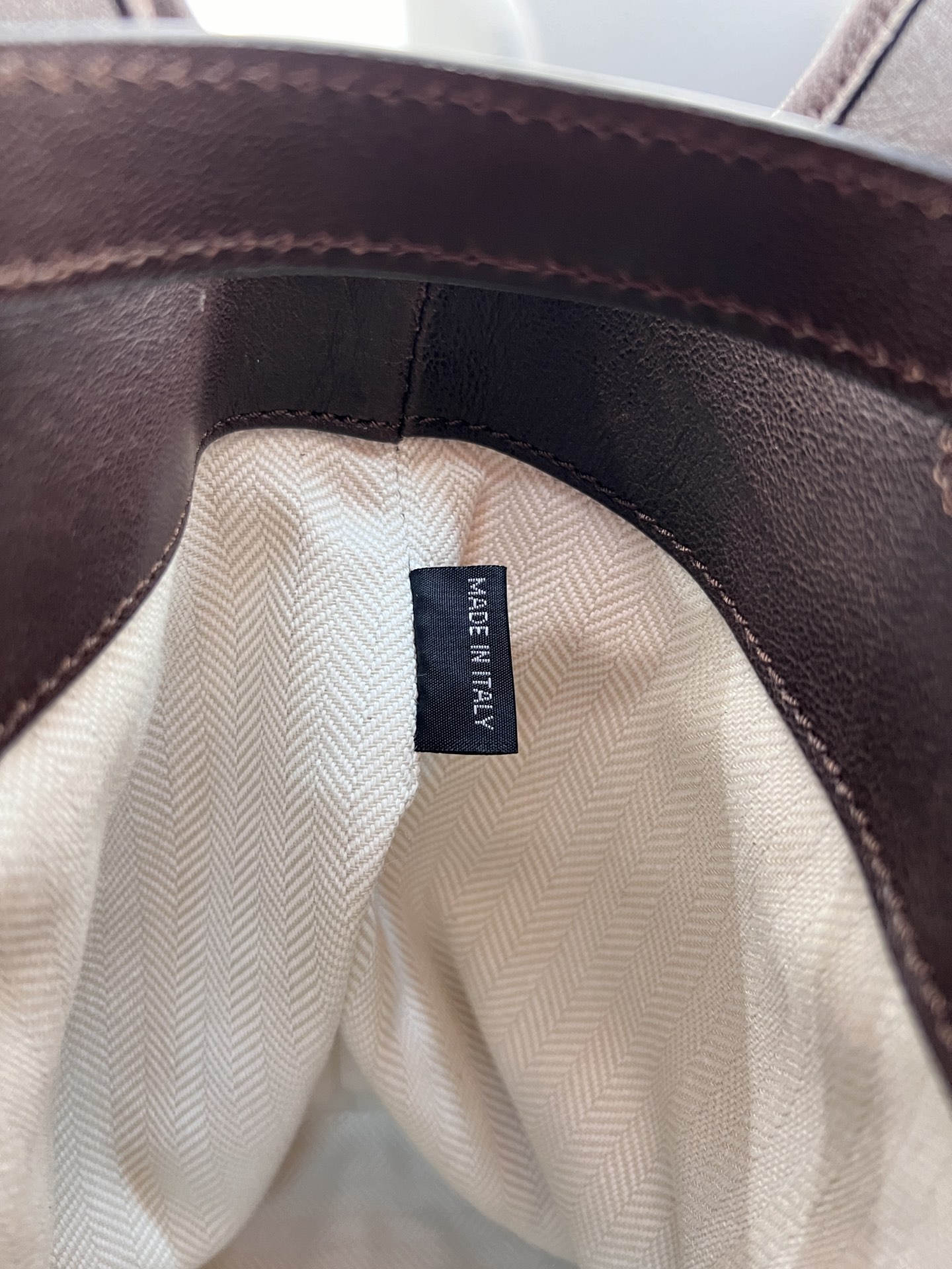 P2000 ✔️ aventure nappa 0295BG291 vintage tote bag in new supple sheepskin leather is soft and premium this aventure nappa leather handbag inspired by the miu collection has been restructured to become lighter and more lightweight with a new personality embossed monogrammed logo adds an iconic element vintage gold hardware linen-blend lining with zipper pocket and patch pocketsLong wristsSuitable as a handbag or on the shoulderSize: 31x40x13cm