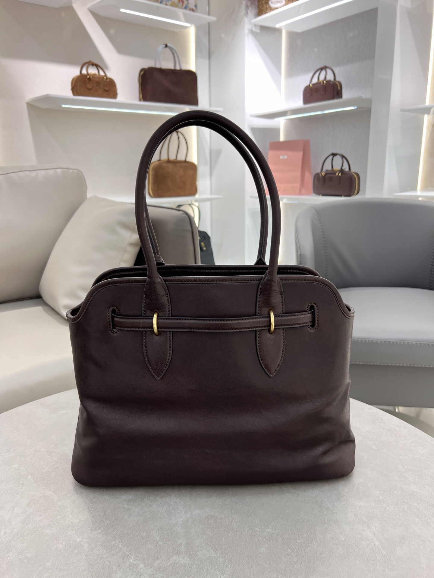 P2000 ✔️ aventure nappa 0295BG291 vintage tote bag in new supple sheepskin leather is soft and premium this aventure nappa leather handbag inspired by the miu collection has been restructured to become lighter and more lightweight with a new personality embossed monogrammed logo adds an iconic element vintage gold hardware linen-blend lining with zipper pocket and patch pocketsLong wristsSuitable as a handbag or on the shoulderSize: 31x40x13cm