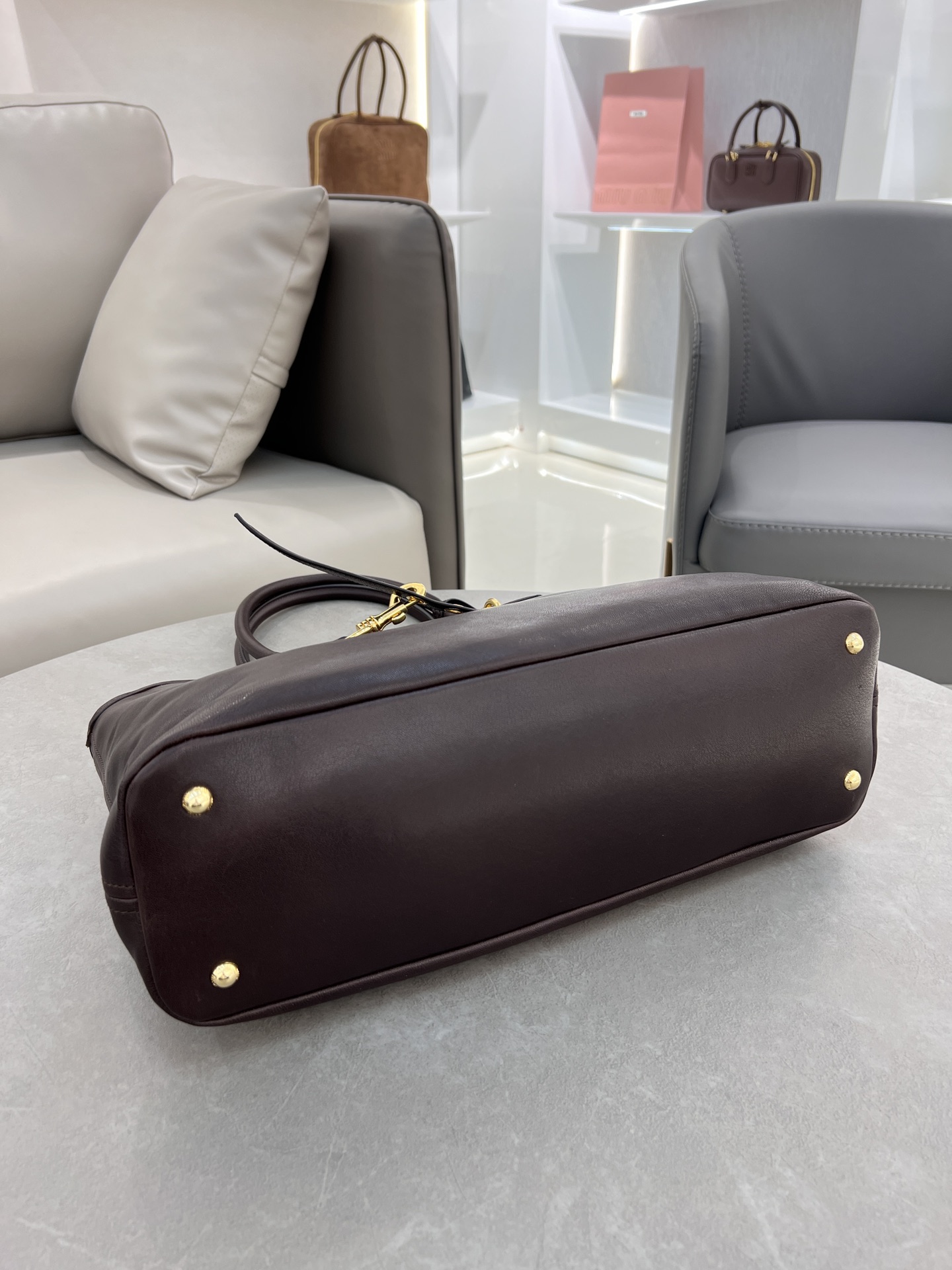 P2000 ✔️ aventure nappa 0295BG291 vintage tote bag in new supple sheepskin leather is soft and premium this aventure nappa leather handbag inspired by the miu collection has been restructured to become lighter and more lightweight with a new personality embossed monogrammed logo adds an iconic element vintage gold hardware linen-blend lining with zipper pocket and patch pocketsLong wristsSuitable as a handbag or on the shoulderSize: 31x40x13cm