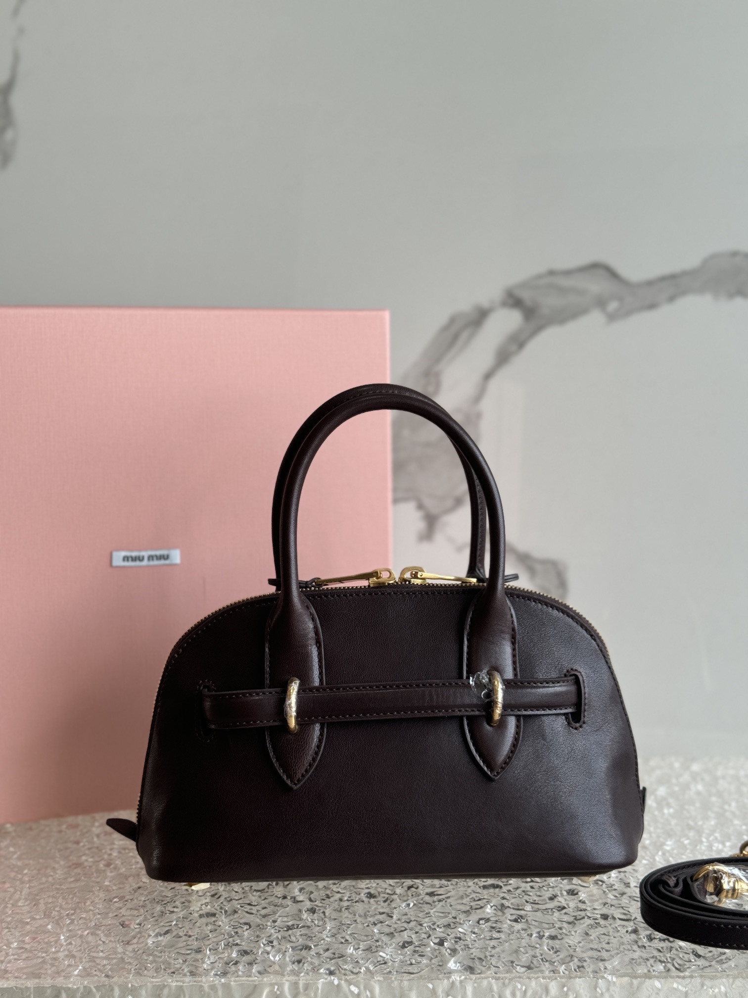 The Aventure Nappa Leather Tote Bag is inspired by the Miu family's iconic pieces. Its structure has been adapted to make it lighter and give it a new personality to create a classic bag with timeless charm. Adjustable leather shoulder strapCanvas lining with zipper pocket and patch pocketSize: 28 X 16.5 X 10 cmModel No. 5bb169