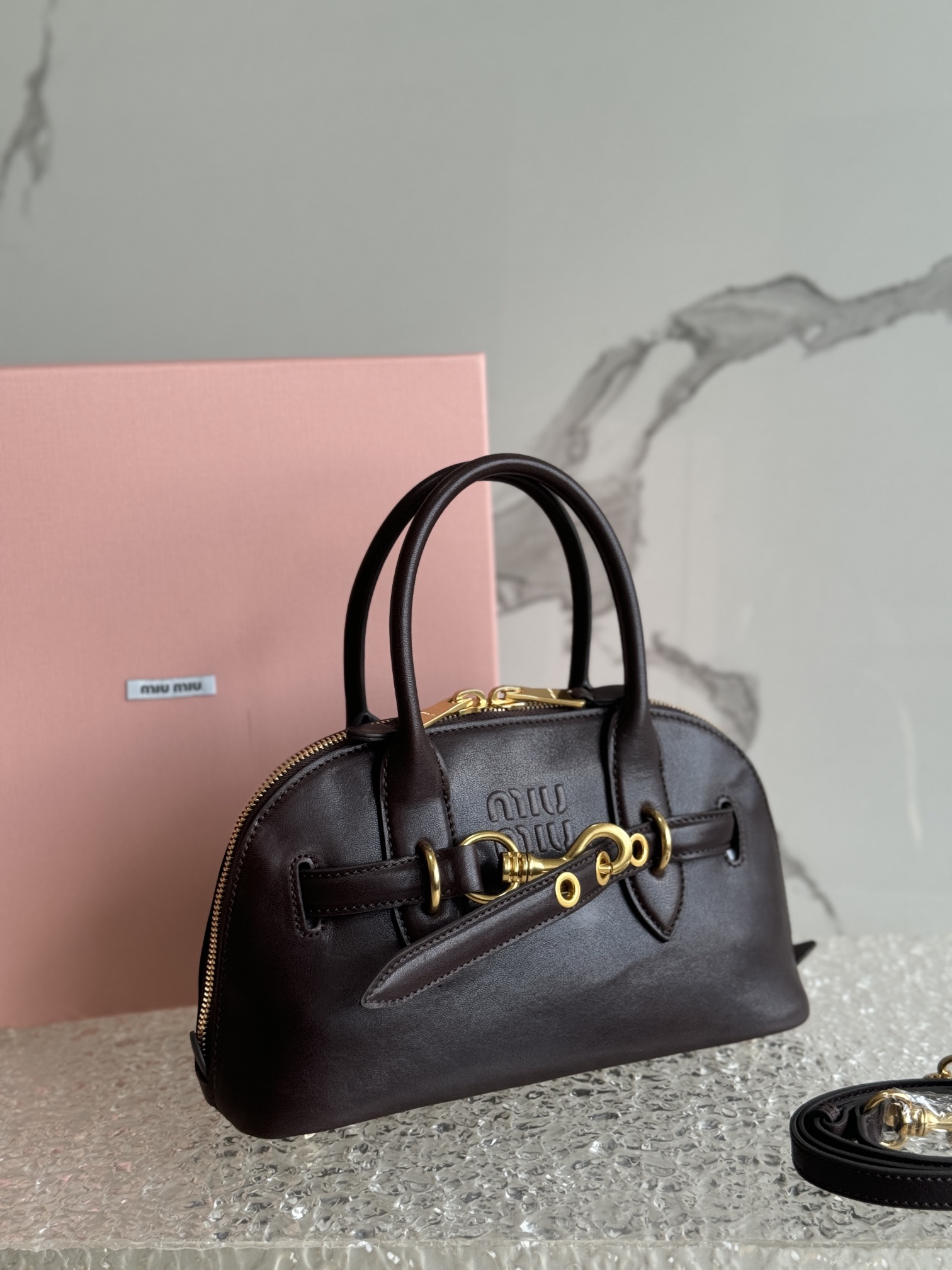 The Aventure Nappa Leather Tote Bag is inspired by the Miu family's iconic pieces. Its structure has been adapted to make it lighter and give it a new personality to create a classic bag with timeless charm. Adjustable leather shoulder strapCanvas lining with zipper pocket and patch pocketSize: 28 X 16.5 X 10 cmModel No. 5bb169