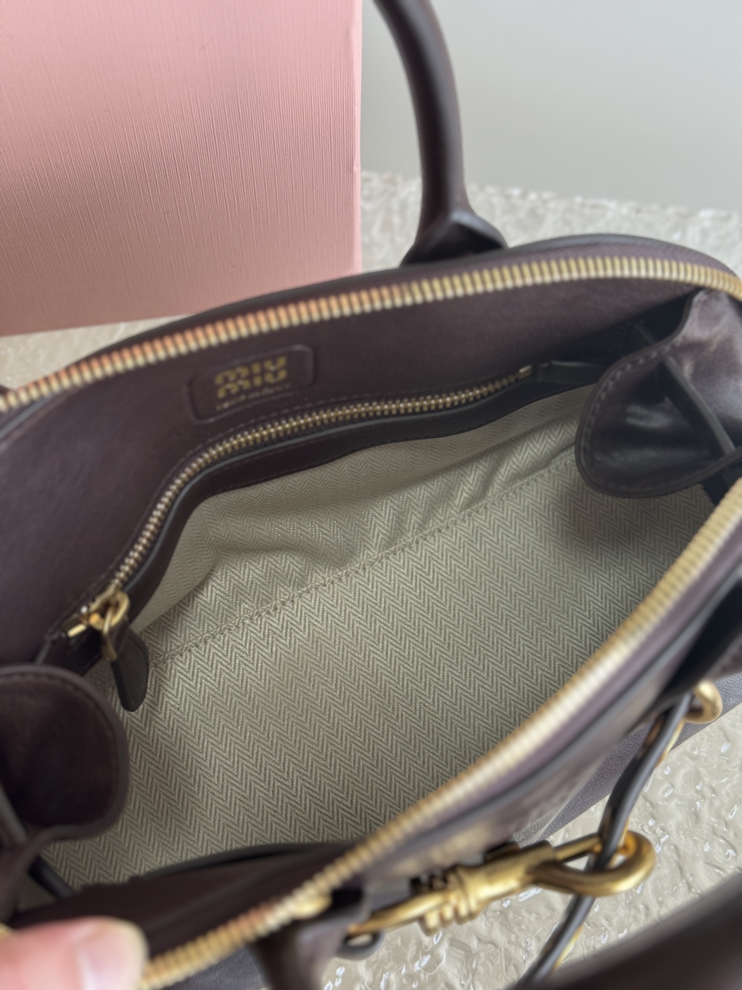 The Aventure Nappa Leather Tote Bag is inspired by the Miu family's iconic pieces. Its structure has been adapted to make it lighter and give it a new personality to create a classic bag with timeless charm. Adjustable leather shoulder strapCanvas lining with zipper pocket and patch pocketSize: 28 X 16.5 X 10 cmModel No. 5bb169