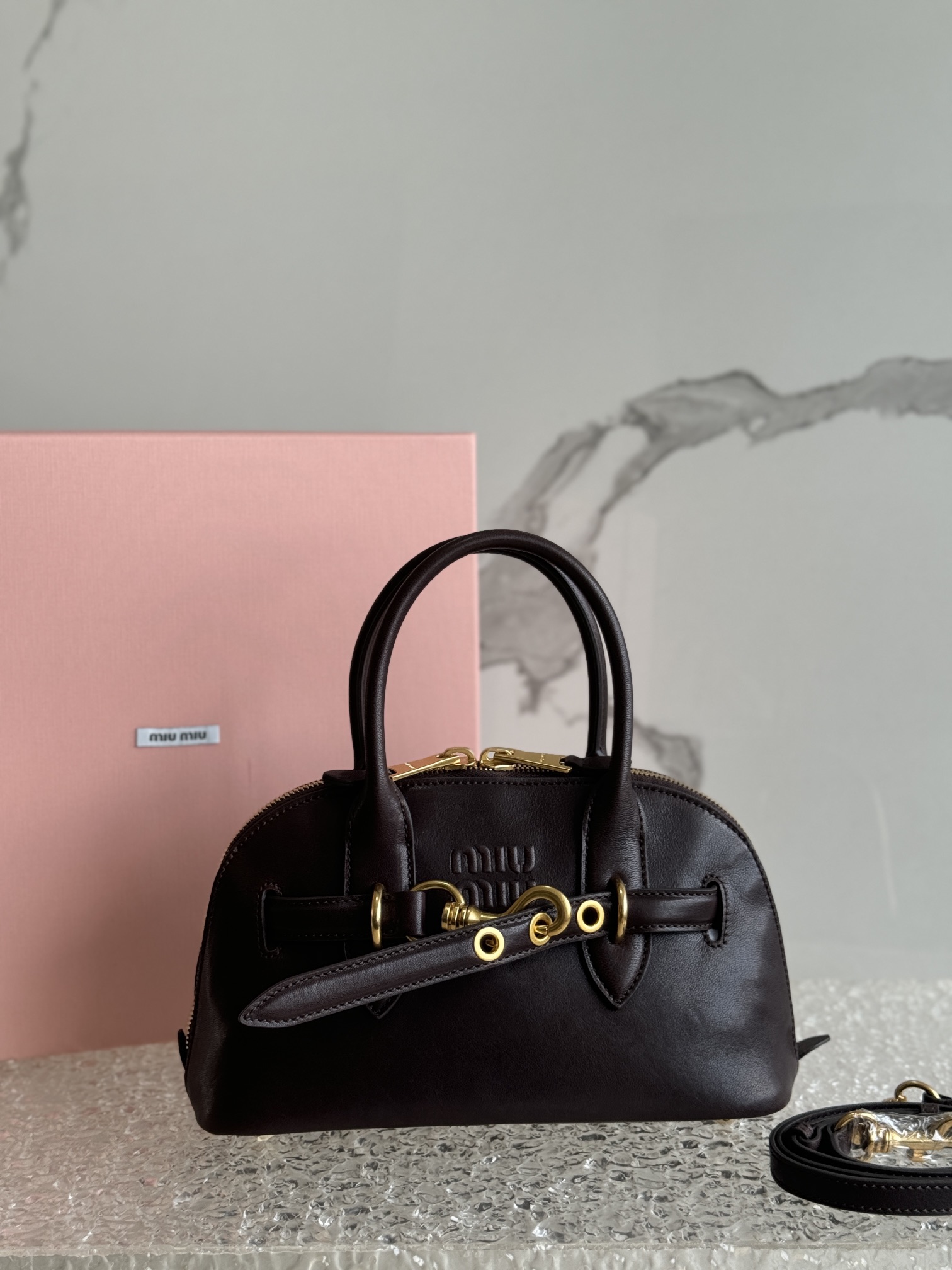 The Aventure Nappa Leather Tote Bag is inspired by the Miu family's iconic pieces. Its structure has been adapted to make it lighter and give it a new personality to create a classic bag with timeless charm. Adjustable leather shoulder strapCanvas lining with zipper pocket and patch pocketSize: 28 X 16.5 X 10 cmModel No. 5bb169