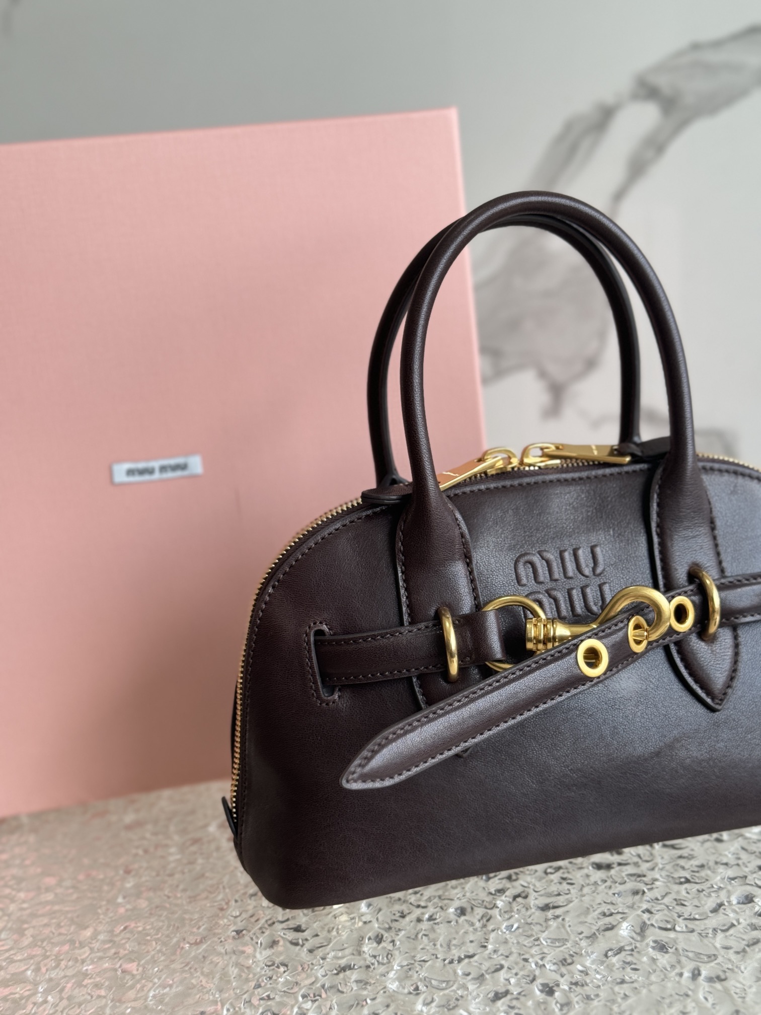 The Aventure Nappa Leather Tote Bag is inspired by the Miu family's iconic pieces. Its structure has been adapted to make it lighter and give it a new personality to create a classic bag with timeless charm. Adjustable leather shoulder strapCanvas lining with zipper pocket and patch pocketSize: 28 X 16.5 X 10 cmModel No. 5bb169