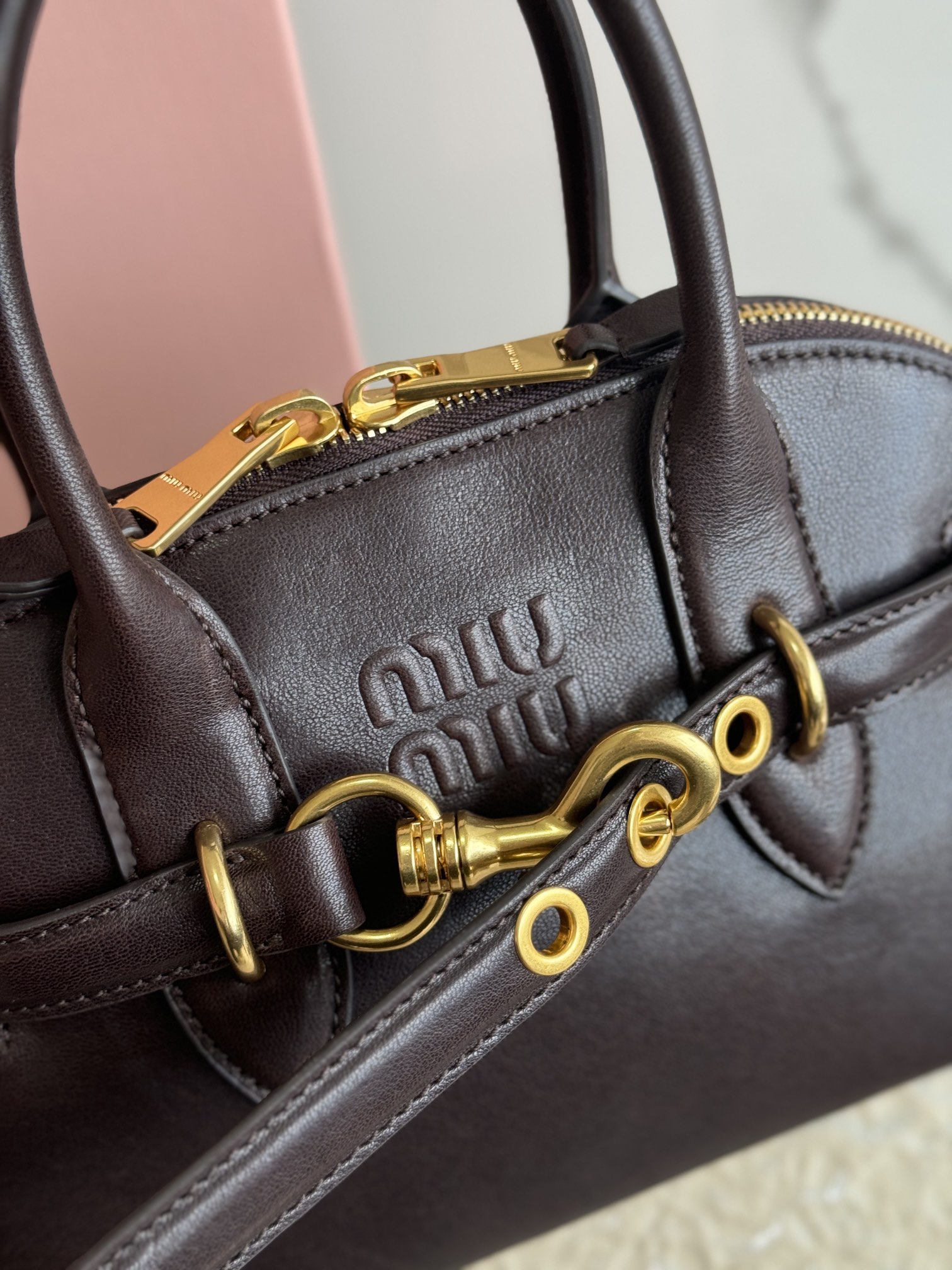 The Aventure Nappa Leather Tote Bag is inspired by the Miu family's iconic pieces. Its structure has been adapted to make it lighter and give it a new personality to create a classic bag with timeless charm. Adjustable leather shoulder strapCanvas lining with zipper pocket and patch pocketSize: 28 X 16.5 X 10 cmModel No. 5bb169