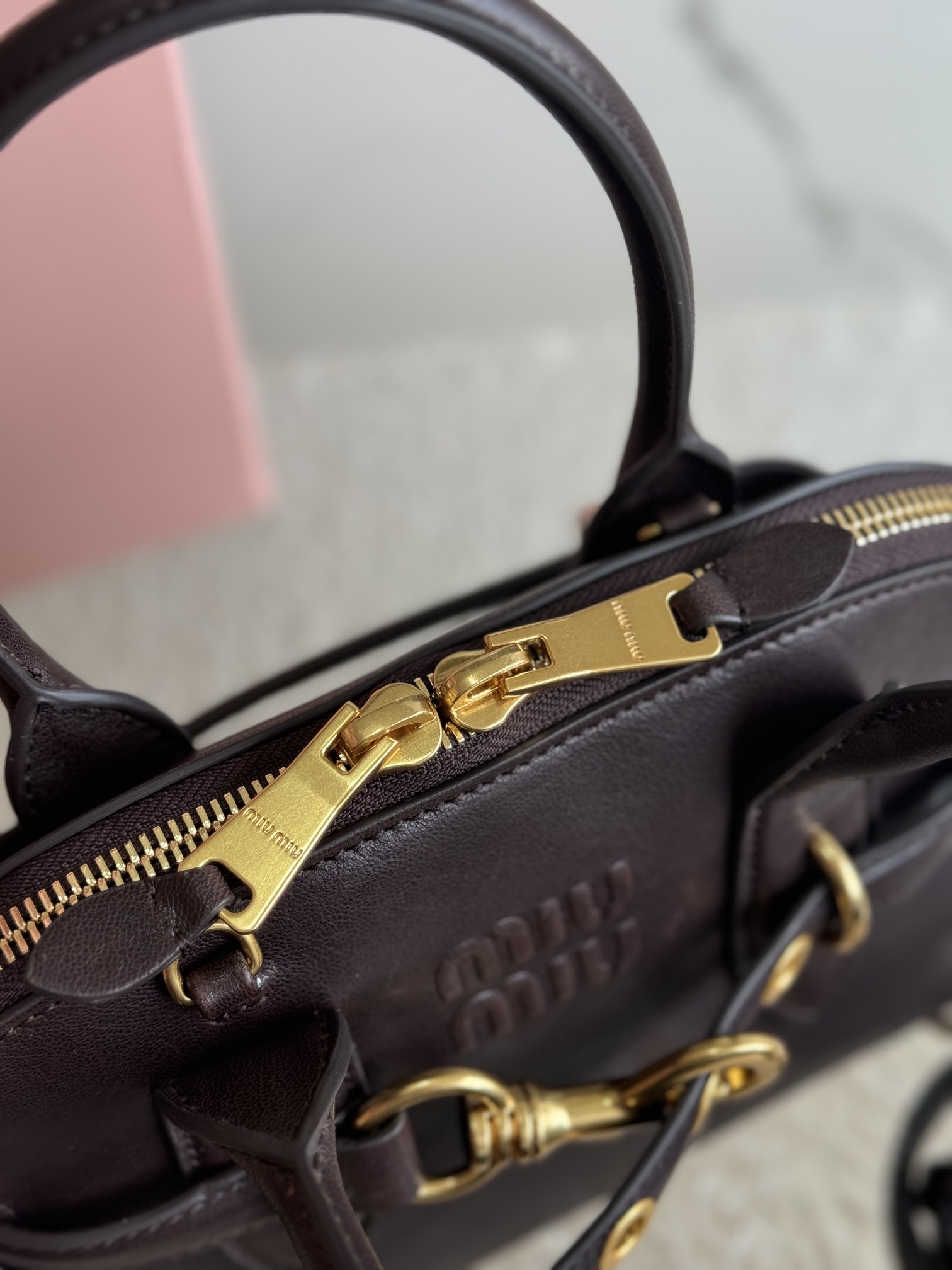 The Aventure Nappa Leather Tote Bag is inspired by the Miu family's iconic pieces. Its structure has been adapted to make it lighter and give it a new personality to create a classic bag with timeless charm. Adjustable leather shoulder strapCanvas lining with zipper pocket and patch pocketSize: 28 X 16.5 X 10 cmModel No. 5bb169