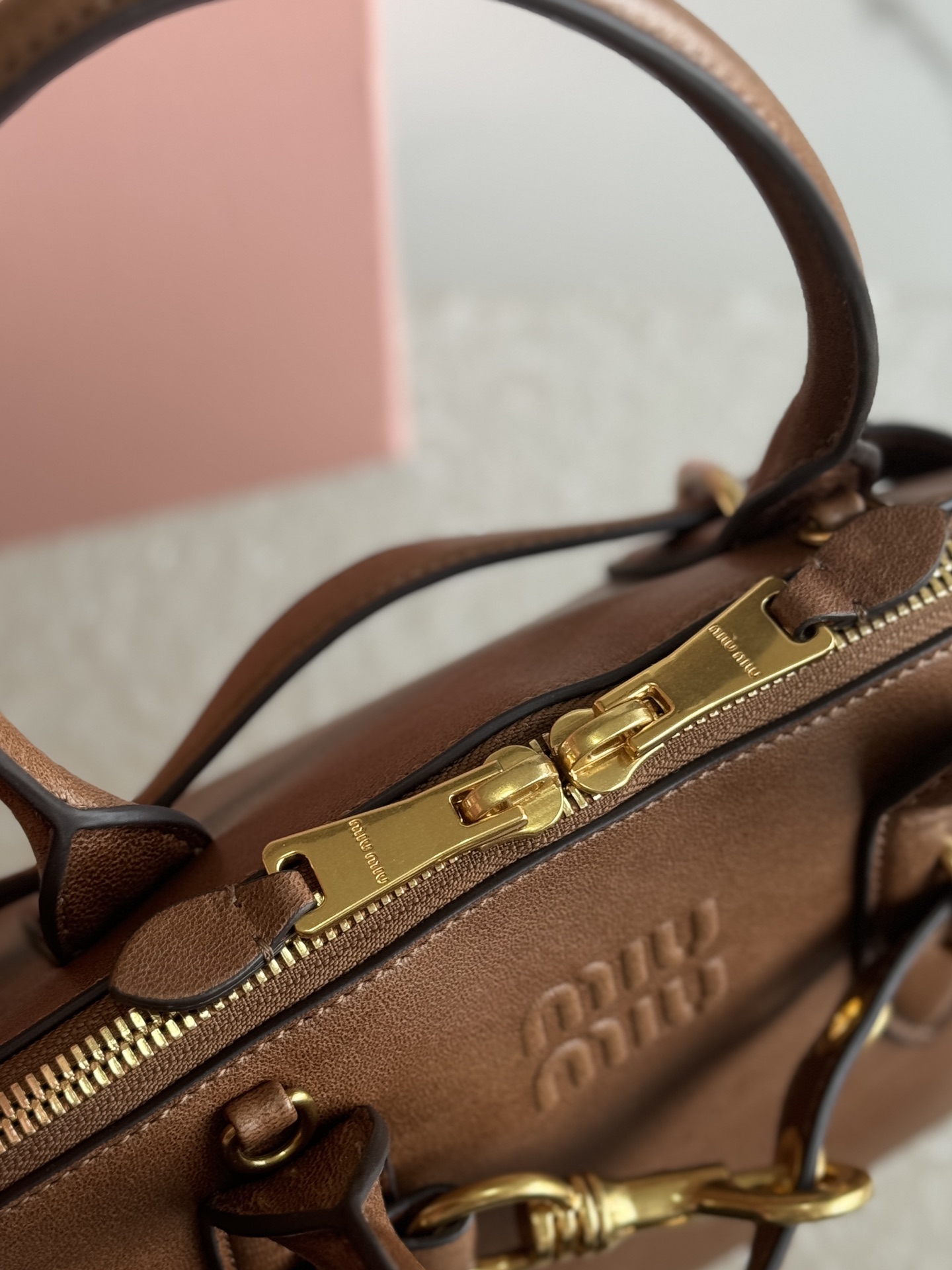 P1800 MiuMiu Shell🐚Bags propped up with the finest vintage vegetal sheepskin, vintage brushed and distressed metal hardware, this Aventure Nappa leather tote is inspired by the MiuMiu collection and its structure has been adapted to make it even lighter and give it a new personality to create a classic bag with a timeless charm and a unique and classic touch. Multi-element design gives this tote a unique aesthetic and a classic touch Detachable and adjustable leather shoulder strapCanvas lining with zipper pocket and patch pocketModel no.: 5BB168Size: 33 X 16.5 X 10 CM