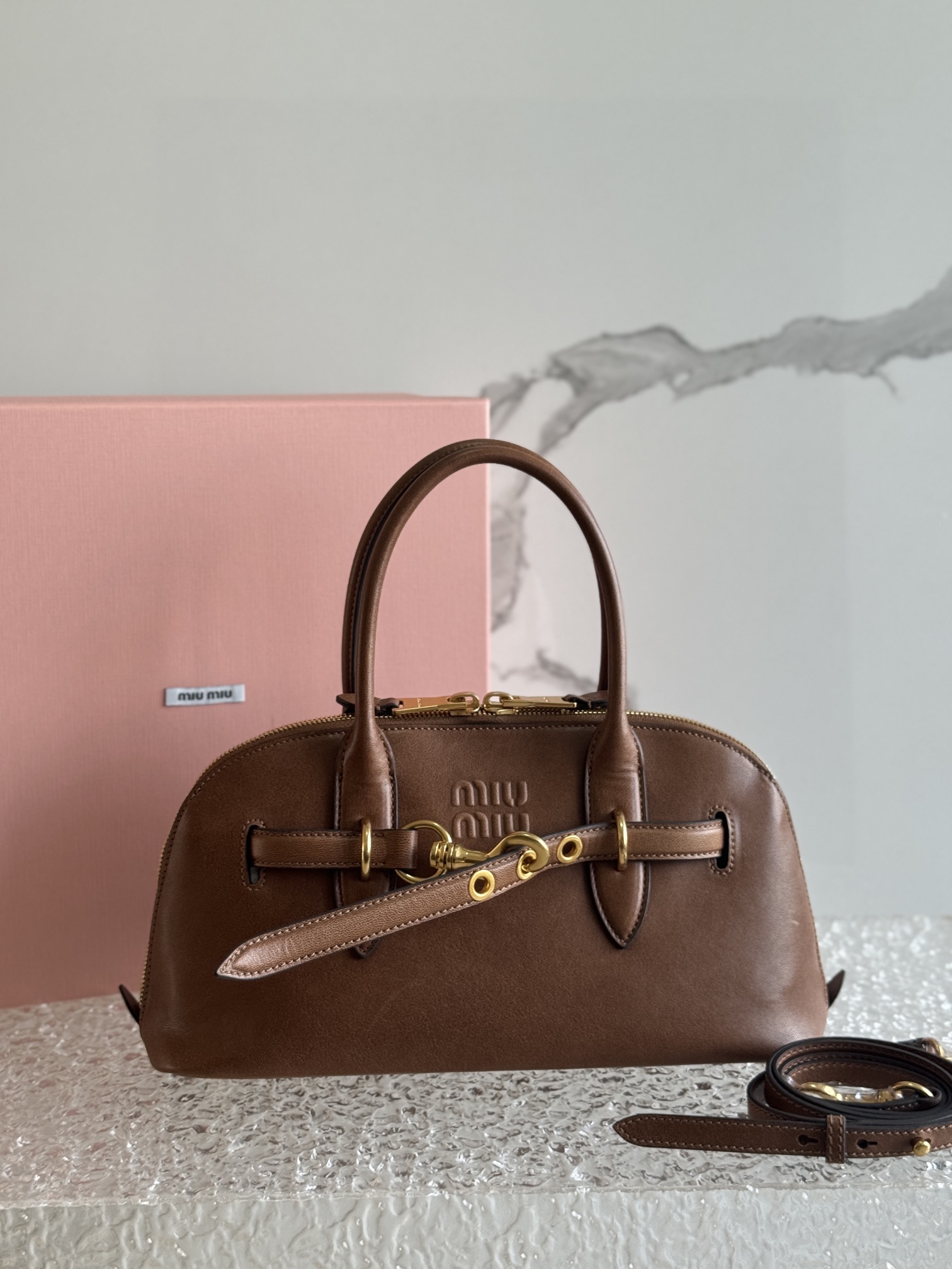 P1800 MiuMiu Shell🐚Bags propped up with the finest vintage vegetal sheepskin, vintage brushed and distressed metal hardware, this Aventure Nappa leather tote is inspired by the MiuMiu collection and its structure has been adapted to make it even lighter and give it a new personality to create a classic bag with a timeless charm and a unique and classic touch. Multi-element design gives this tote a unique aesthetic and a classic touch Detachable and adjustable leather shoulder strapCanvas lining with zipper pocket and patch pocketModel no.: 5BB168Size: 33 X 16.5 X 10 CM