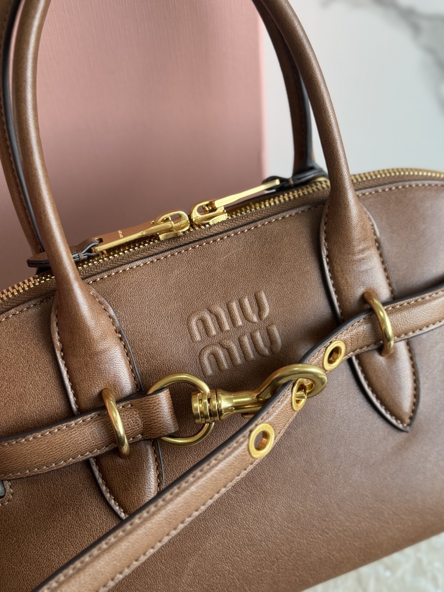 P1800 MiuMiu Shell🐚Bags propped up with the finest vintage vegetal sheepskin, vintage brushed and distressed metal hardware, this Aventure Nappa leather tote is inspired by the MiuMiu collection and its structure has been adapted to make it even lighter and give it a new personality to create a classic bag with a timeless charm and a unique and classic touch. Multi-element design gives this tote a unique aesthetic and a classic touch Detachable and adjustable leather shoulder strapCanvas lining with zipper pocket and patch pocketModel no.: 5BB168Size: 33 X 16.5 X 10 CM