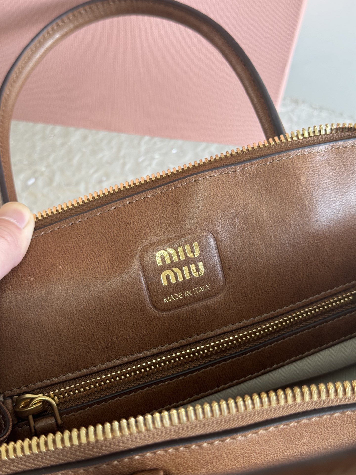 P1800 MiuMiu Shell🐚Bags propped up with the finest vintage vegetal sheepskin, vintage brushed and distressed metal hardware, this Aventure Nappa leather tote is inspired by the MiuMiu collection and its structure has been adapted to make it even lighter and give it a new personality to create a classic bag with a timeless charm and a unique and classic touch. Multi-element design gives this tote a unique aesthetic and a classic touch Detachable and adjustable leather shoulder strapCanvas lining with zipper pocket and patch pocketModel no.: 5BB168Size: 33 X 16.5 X 10 CM