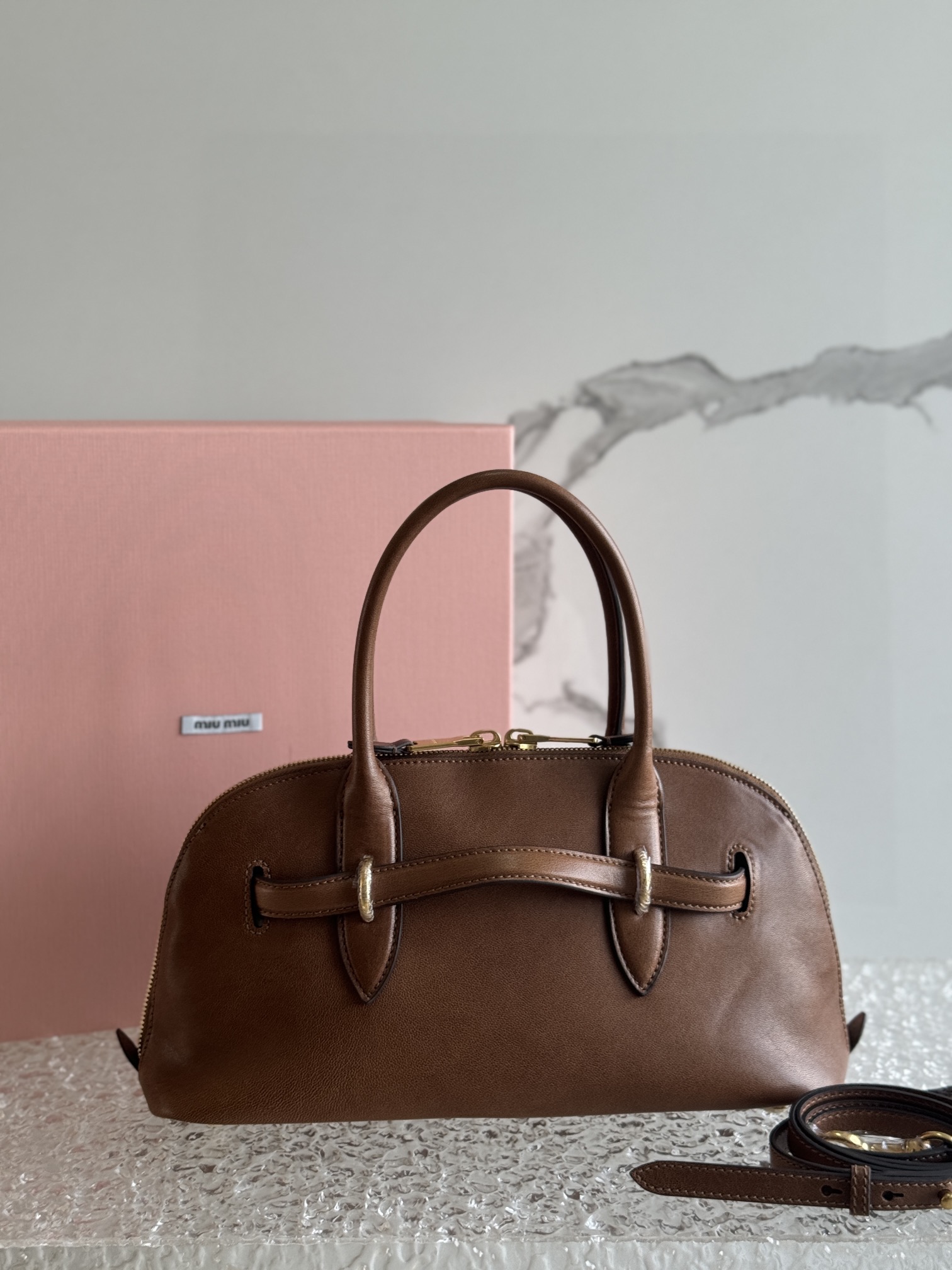 P1800 MiuMiu Shell🐚Bags propped up with the finest vintage vegetal sheepskin, vintage brushed and distressed metal hardware, this Aventure Nappa leather tote is inspired by the MiuMiu collection and its structure has been adapted to make it even lighter and give it a new personality to create a classic bag with a timeless charm and a unique and classic touch. Multi-element design gives this tote a unique aesthetic and a classic touch Detachable and adjustable leather shoulder strapCanvas lining with zipper pocket and patch pocketModel no.: 5BB168Size: 33 X 16.5 X 10 CM