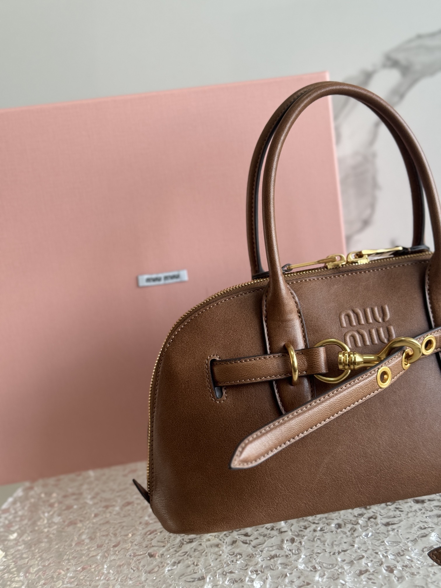 P1800 MiuMiu Shell🐚Bags propped up with the finest vintage vegetal sheepskin, vintage brushed and distressed metal hardware, this Aventure Nappa leather tote is inspired by the MiuMiu collection and its structure has been adapted to make it even lighter and give it a new personality to create a classic bag with a timeless charm and a unique and classic touch. Multi-element design gives this tote a unique aesthetic and a classic touch Detachable and adjustable leather shoulder strapCanvas lining with zipper pocket and patch pocketModel no.: 5BB168Size: 33 X 16.5 X 10 CM