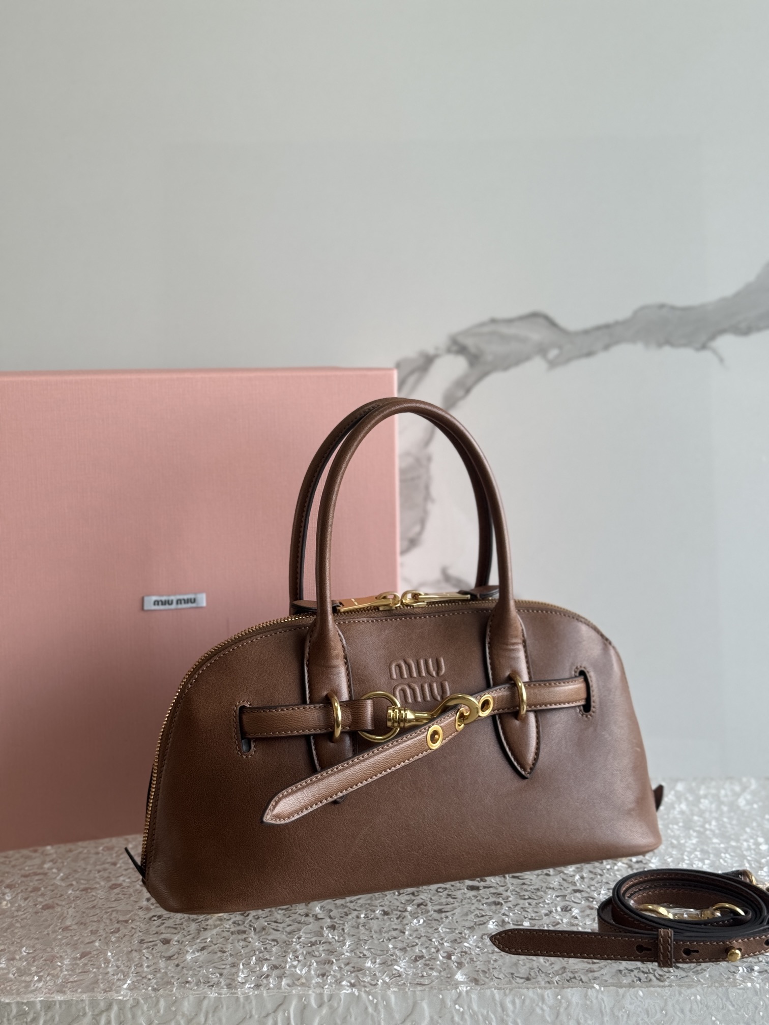 P1800 MiuMiu Shell🐚Bags propped up with the finest vintage vegetal sheepskin, vintage brushed and distressed metal hardware, this Aventure Nappa leather tote is inspired by the MiuMiu collection and its structure has been adapted to make it even lighter and give it a new personality to create a classic bag with a timeless charm and a unique and classic touch. Multi-element design gives this tote a unique aesthetic and a classic touch Detachable and adjustable leather shoulder strapCanvas lining with zipper pocket and patch pocketModel no.: 5BB168Size: 33 X 16.5 X 10 CM