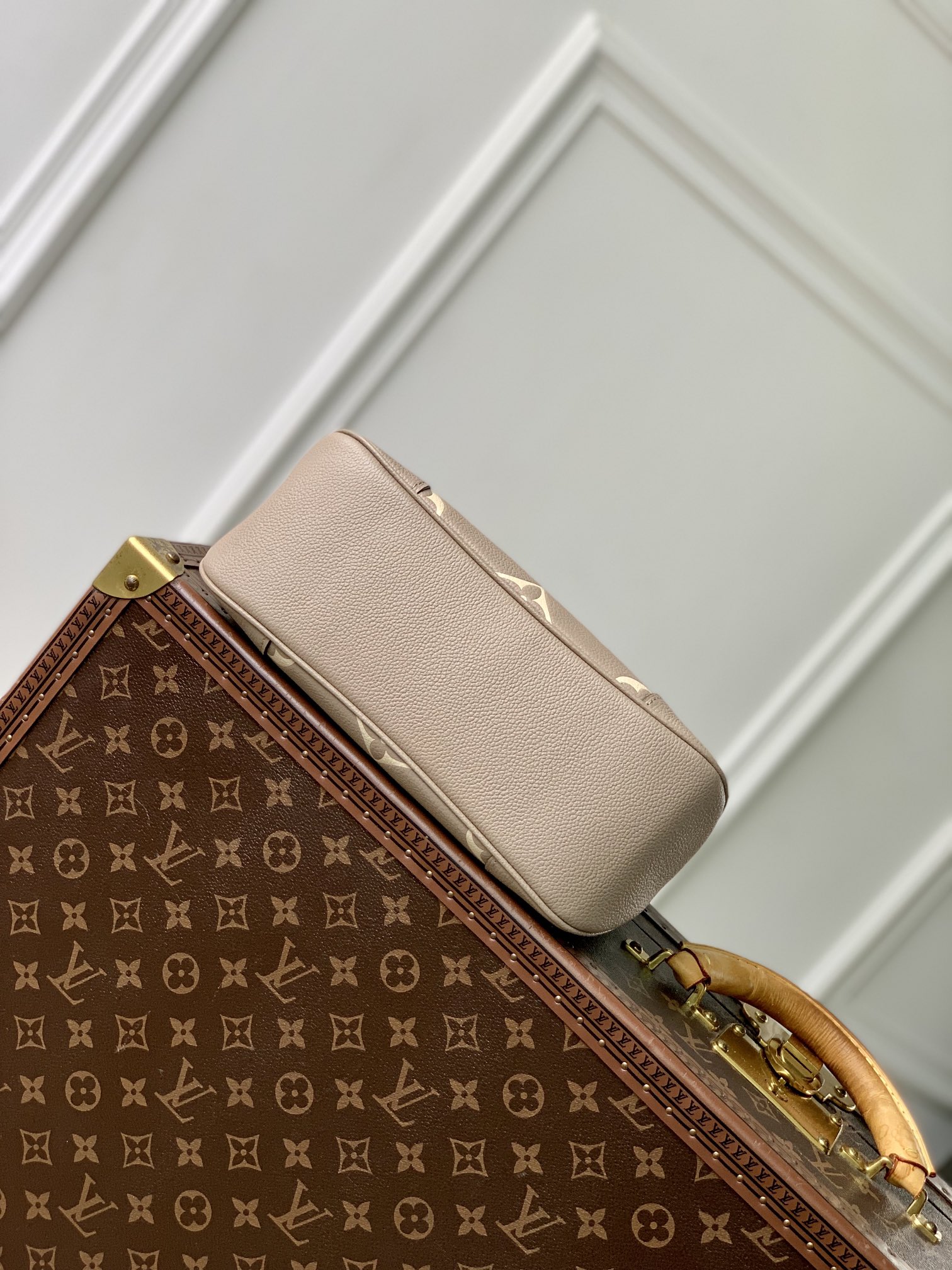 P1900 LV M12930WhiteThis Boulogne handbag reinterprets a classic design in Monclerogram Empreinte leather with a variety of carrying optionsInterior patch pocket to easily organize your smartphoneWoven chain with dazzling metal pieces16 x 9.5 x 29 cm (H x W x L)-High-fashion bag