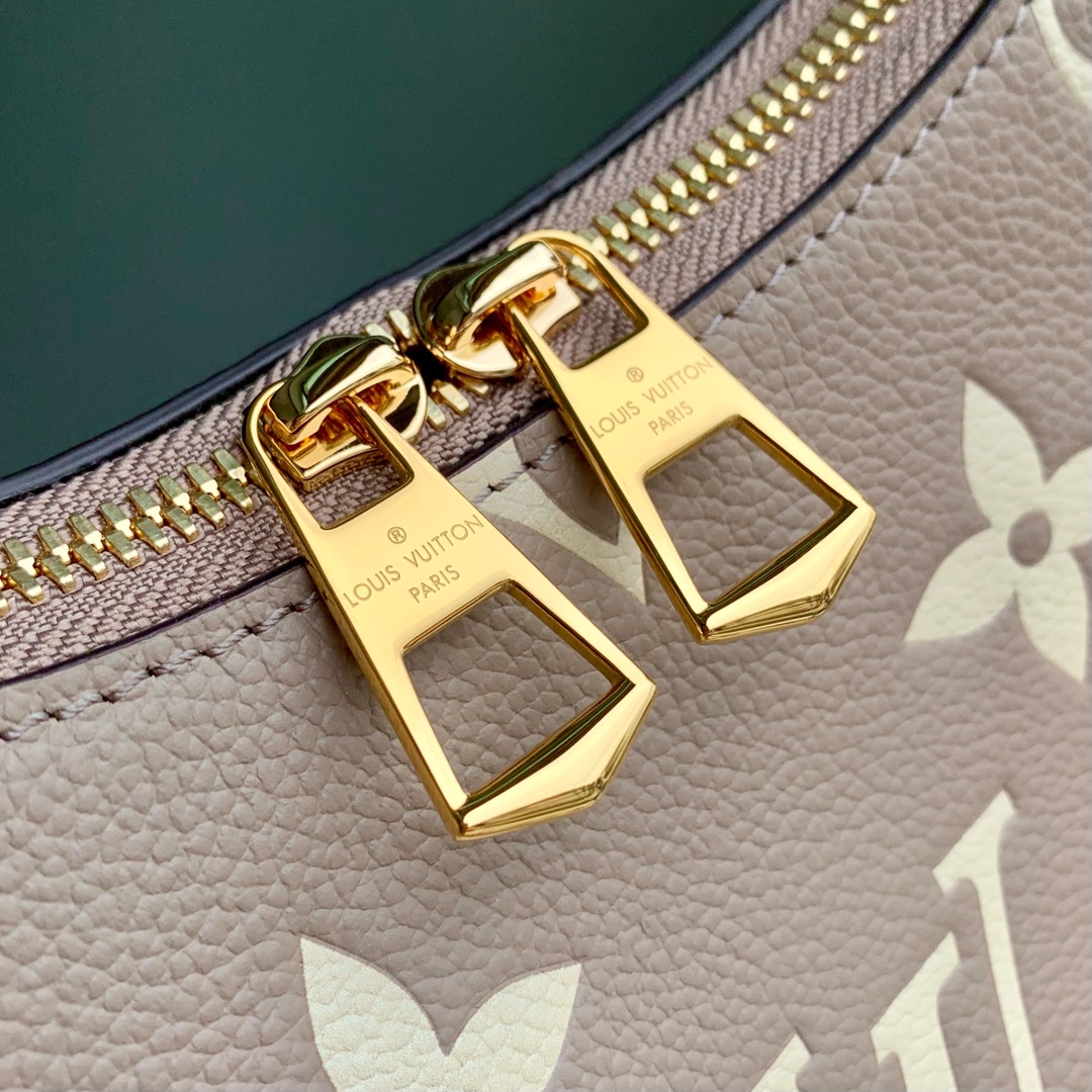 P1900 LV M12930WhiteThis Boulogne handbag reinterprets a classic design in Monclerogram Empreinte leather with a variety of carrying optionsInterior patch pocket to easily organize your smartphoneWoven chain with dazzling metal pieces16 x 9.5 x 29 cm (H x W x L)-High-fashion bag