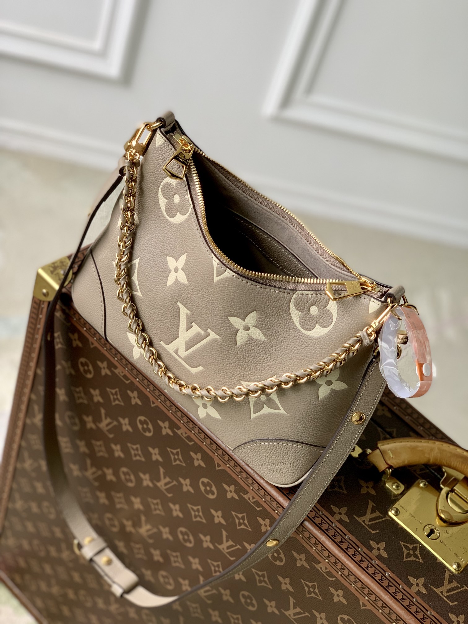 P1900 LV M12930WhiteThis Boulogne handbag reinterprets a classic design in Monclerogram Empreinte leather with a variety of carrying optionsInterior patch pocket to easily organize your smartphoneWoven chain with dazzling metal pieces16 x 9.5 x 29 cm (H x W x L)-High-fashion bag