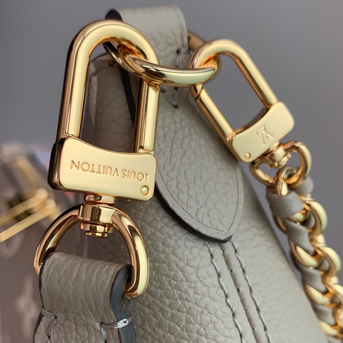 P1900 LV M12930WhiteThis Boulogne handbag reinterprets a classic design in Monclerogram Empreinte leather with a variety of carrying optionsInterior patch pocket to easily organize your smartphoneWoven chain with dazzling metal pieces16 x 9.5 x 29 cm (H x W x L)-High-fashion bag