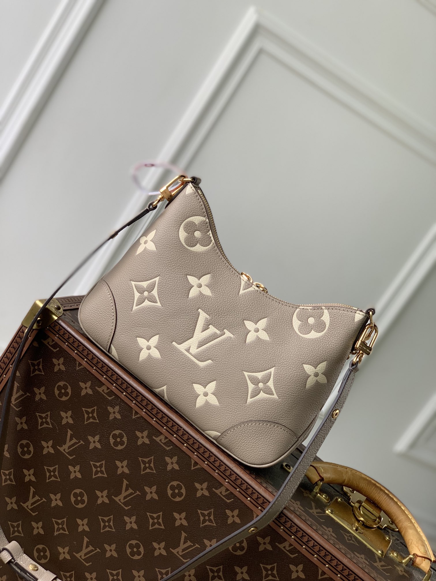 P1900 LV M12930WhiteThis Boulogne handbag reinterprets a classic design in Monclerogram Empreinte leather with a variety of carrying optionsInterior patch pocket to easily organize your smartphoneWoven chain with dazzling metal pieces16 x 9.5 x 29 cm (H x W x L)-High-fashion bag