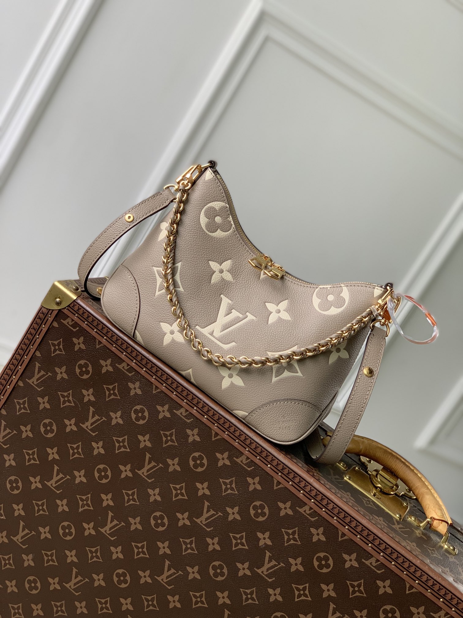 P1900 LV M12930WhiteThis Boulogne handbag reinterprets a classic design in Monclerogram Empreinte leather with a variety of carrying optionsInterior patch pocket to easily organize your smartphoneWoven chain with dazzling metal pieces16 x 9.5 x 29 cm (H x W x L)-High-fashion bag