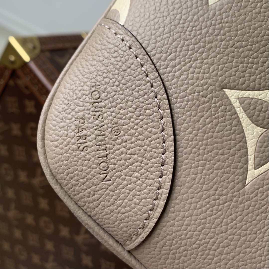 P1900 LV M12930WhiteThis Boulogne handbag reinterprets a classic design in Monclerogram Empreinte leather with a variety of carrying optionsInterior patch pocket to easily organize your smartphoneWoven chain with dazzling metal pieces16 x 9.5 x 29 cm (H x W x L)-High-fashion bag