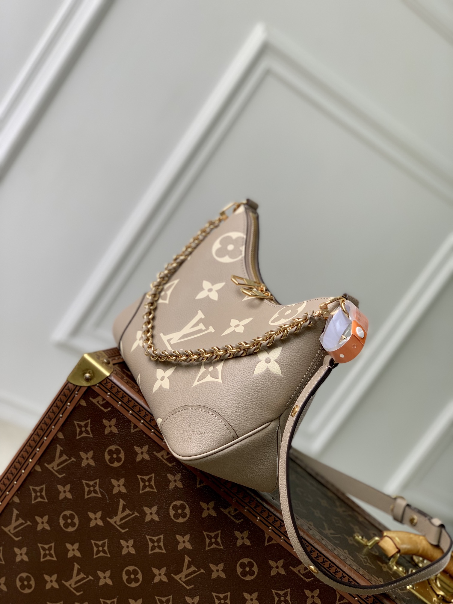 P1900 LV M12930WhiteThis Boulogne handbag reinterprets a classic design in Monclerogram Empreinte leather with a variety of carrying optionsInterior patch pocket to easily organize your smartphoneWoven chain with dazzling metal pieces16 x 9.5 x 29 cm (H x W x L)-High-fashion bag
