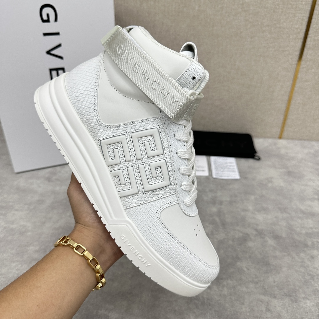 Givenchy G4 high-top sneakers High-top boots Imported smooth cowhide leather Lace-ups Colorblocking design Ankle loops Removable Givenchy logo webbing Side panels embossed with 4G logo Matching stitching Heel tabs accented with Givenchy logo Tongue accented with Givenchy logo and 4G logo Original two-tone injected insole with Givenchy logo and 4G logo detailing Givenchy logo insole Injection outsole Full leather seven-tone 🉑 choice Standard counter size 39 ~ 4G logo detail Givenchy LOGO and 4G LOGO detail Givenchy LOGO insole Uppers with injection molded soles All cowhide leather Seven colors🉑 choice Standard counter size: 39 ~ 44# (38.45 🉑️ customized) P¥960-High-fashion bag