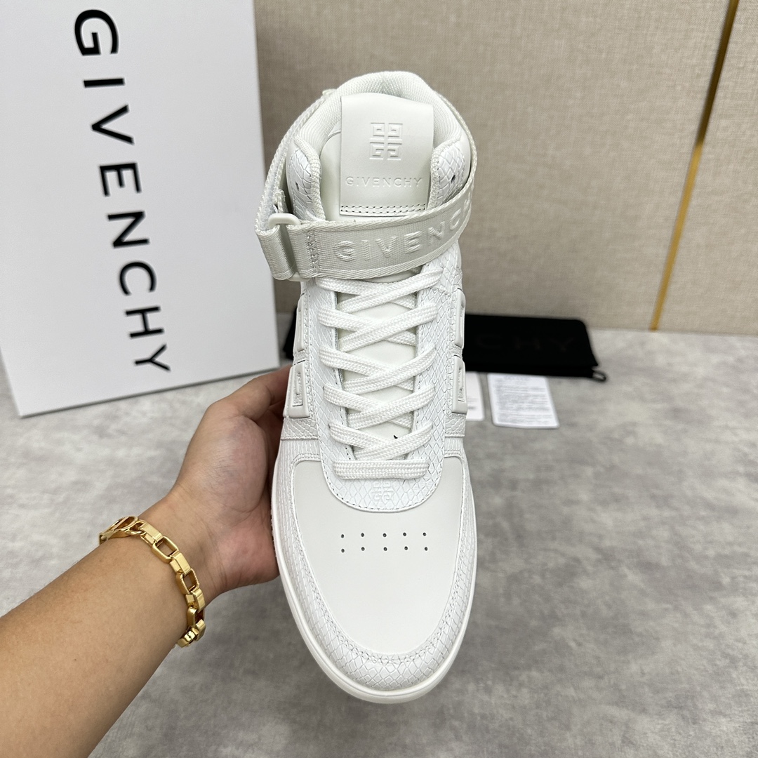 Givenchy G4 high-top sneakers High-top boots Imported smooth cowhide leather Lace-ups Colorblocking design Ankle loops Removable Givenchy logo webbing Side panels embossed with 4G logo Matching stitching Heel tabs accented with Givenchy logo Tongue accented with Givenchy logo and 4G logo Original two-tone injected insole with Givenchy logo and 4G logo detailing Givenchy logo insole Injection outsole Full leather seven-tone 🉑 choice Standard counter size 39 ~ 4G logo detail Givenchy LOGO and 4G LOGO detail Givenchy LOGO insole Uppers with injection molded soles All cowhide leather Seven colors🉑 choice Standard counter size: 39 ~ 44# (38.45 🉑️ customized) P¥960-High-fashion bag