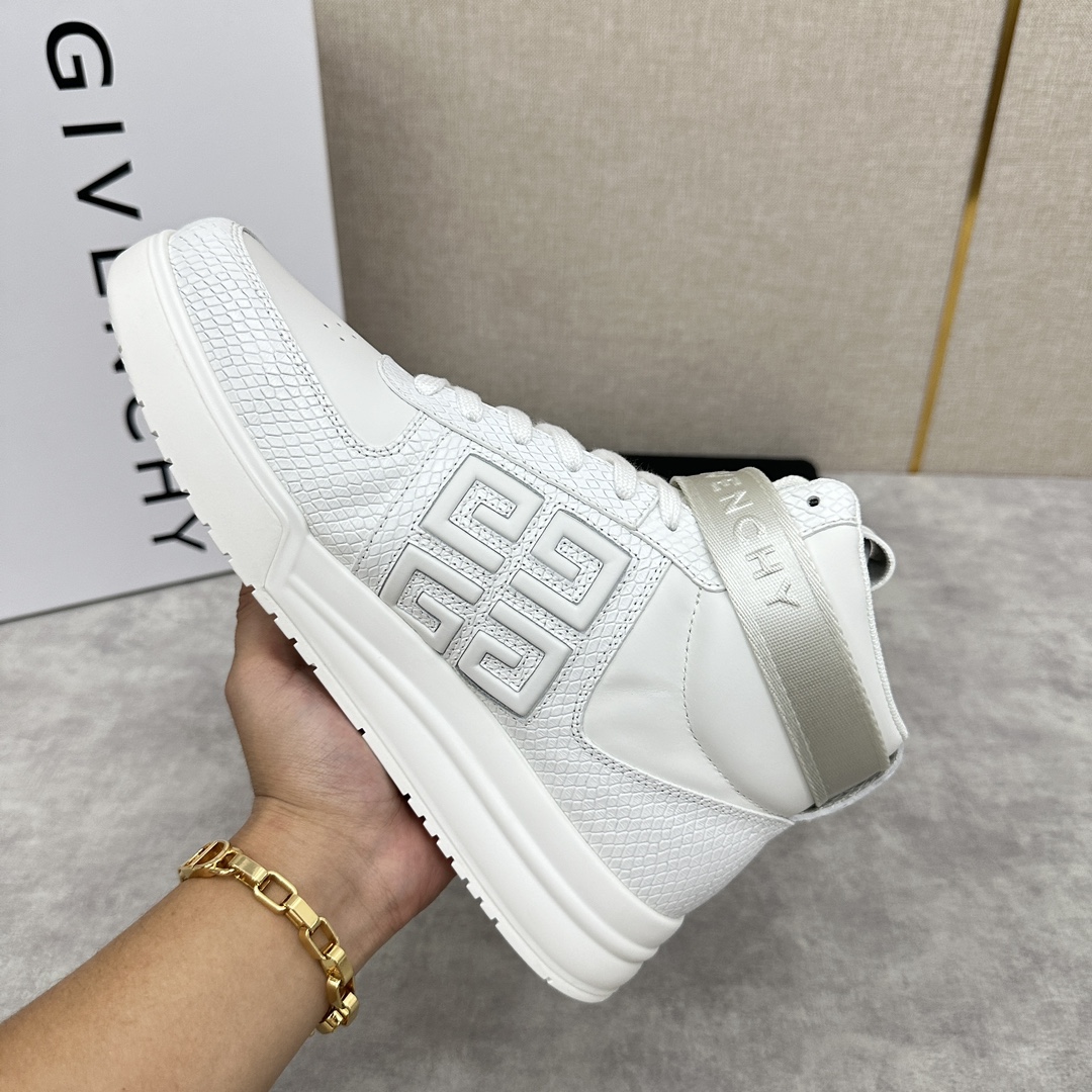 Givenchy G4 high-top sneakers High-top boots Imported smooth cowhide leather Lace-ups Colorblocking design Ankle loops Removable Givenchy logo webbing Side panels embossed with 4G logo Matching stitching Heel tabs accented with Givenchy logo Tongue accented with Givenchy logo and 4G logo Original two-tone injected insole with Givenchy logo and 4G logo detailing Givenchy logo insole Injection outsole Full leather seven-tone 🉑 choice Standard counter size 39 ~ 4G logo detail Givenchy LOGO and 4G LOGO detail Givenchy LOGO insole Uppers with injection molded soles All cowhide leather Seven colors🉑 choice Standard counter size: 39 ~ 44# (38.45 🉑️ customized) P¥960-High-fashion bag