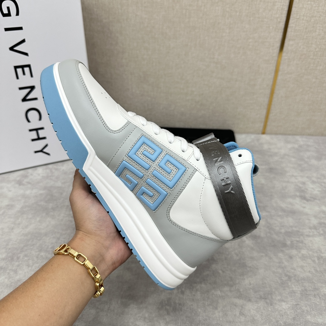 Givenchy Imported smooth cowhide leather Lace-up with color blocking Ankle loop with removable Givenchy logo Webbing trim Side 4G logo embossed with stitching Heel tab accented with Givenchy logo Tongue with Givenchy logo and 4G logo Original two-tone injected molded outsole with Givenchy logo and 4G logo LOGO DETAILS Givenchy LOGO INSOLE UPPER WITH INJECTED SOLE All cowhide leather in seven colors🉑Standard Counter Sizes:39-44# (38.45🉑️ customized) P¥960