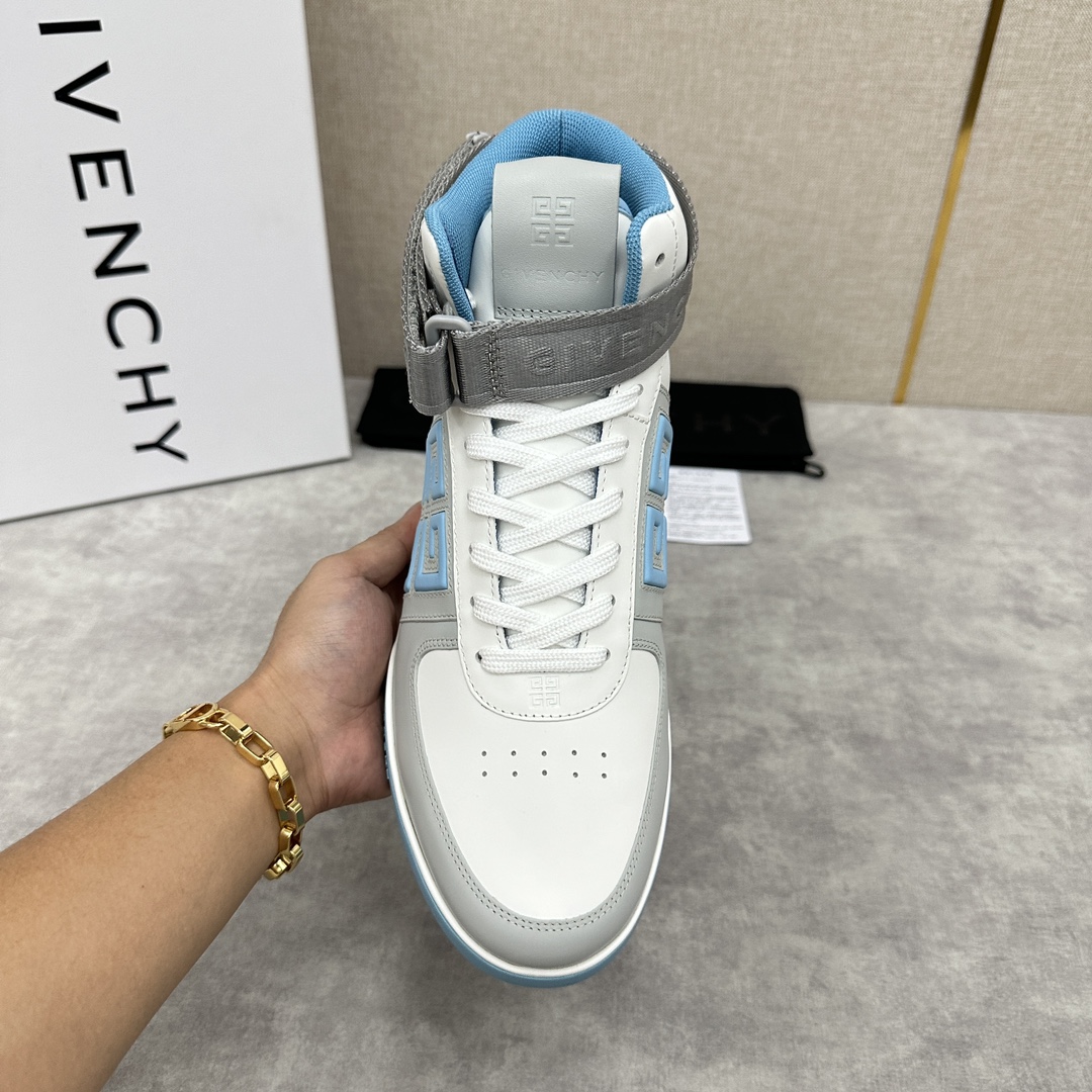 Givenchy Imported smooth cowhide leather Lace-up with color blocking Ankle loop with removable Givenchy logo Webbing trim Side 4G logo embossed with stitching Heel tab accented with Givenchy logo Tongue with Givenchy logo and 4G logo Original two-tone injected molded outsole with Givenchy logo and 4G logo LOGO DETAILS Givenchy LOGO INSOLE UPPER WITH INJECTED SOLE All cowhide leather in seven colors🉑Standard Counter Sizes:39-44# (38.45🉑️ customized) P¥960