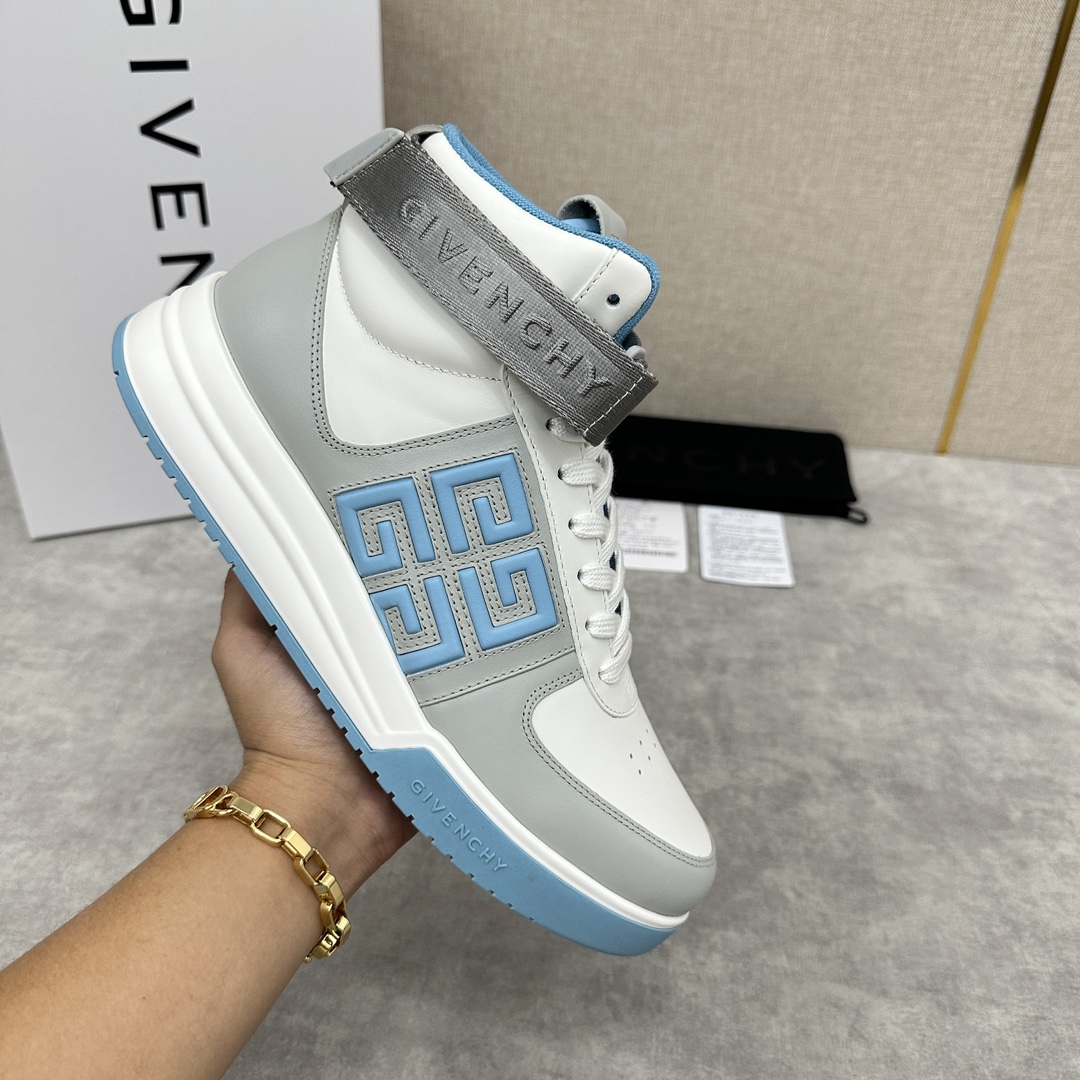 Givenchy Imported smooth cowhide leather Lace-up with color blocking Ankle loop with removable Givenchy logo Webbing trim Side 4G logo embossed with stitching Heel tab accented with Givenchy logo Tongue with Givenchy logo and 4G logo Original two-tone injected molded outsole with Givenchy logo and 4G logo LOGO DETAILS Givenchy LOGO INSOLE UPPER WITH INJECTED SOLE All cowhide leather in seven colors🉑Standard Counter Sizes:39-44# (38.45🉑️ customized) P¥960