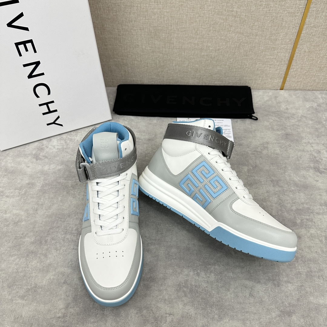Givenchy Imported smooth cowhide leather Lace-up with color blocking Ankle loop with removable Givenchy logo Webbing trim Side 4G logo embossed with stitching Heel tab accented with Givenchy logo Tongue with Givenchy logo and 4G logo Original two-tone injected molded outsole with Givenchy logo and 4G logo LOGO DETAILS Givenchy LOGO INSOLE UPPER WITH INJECTED SOLE All cowhide leather in seven colors🉑Standard Counter Sizes:39-44# (38.45🉑️ customized) P¥960