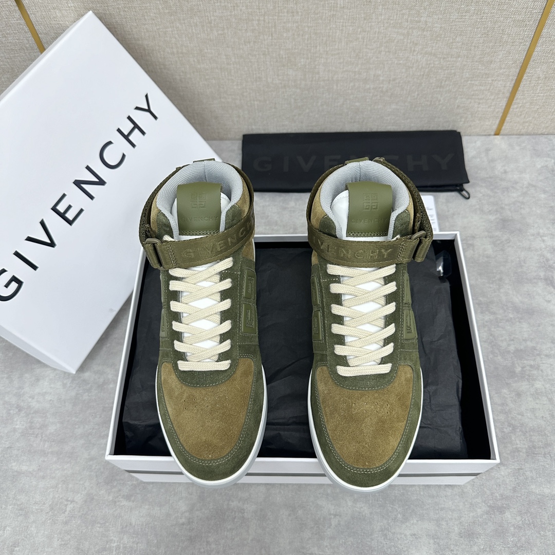 Givenchy 纪梵希   G4系列 高帮运动鞋高帮靴        进口光滑牛皮系带拼接撞色设计  踝部环饰可拆卸Givenchy LOGO织带饰

侧面饰以4G LOGO 立体浮雕 搭配缝线       后跟饰片点缀Givenchy  LOGO        鞋舌饰以Givenchy  LOGO和4G LOGO        原版双色注塑外底饰以Givenchy  LOGO和4G LOGO细节 Givenchy  LOGO内底      鞋帮搭配注塑鞋底    全牛皮打造   七色🉑选  

标准专柜码数：39～44#   （38.45🉑️定做）  P¥960-高仿包包