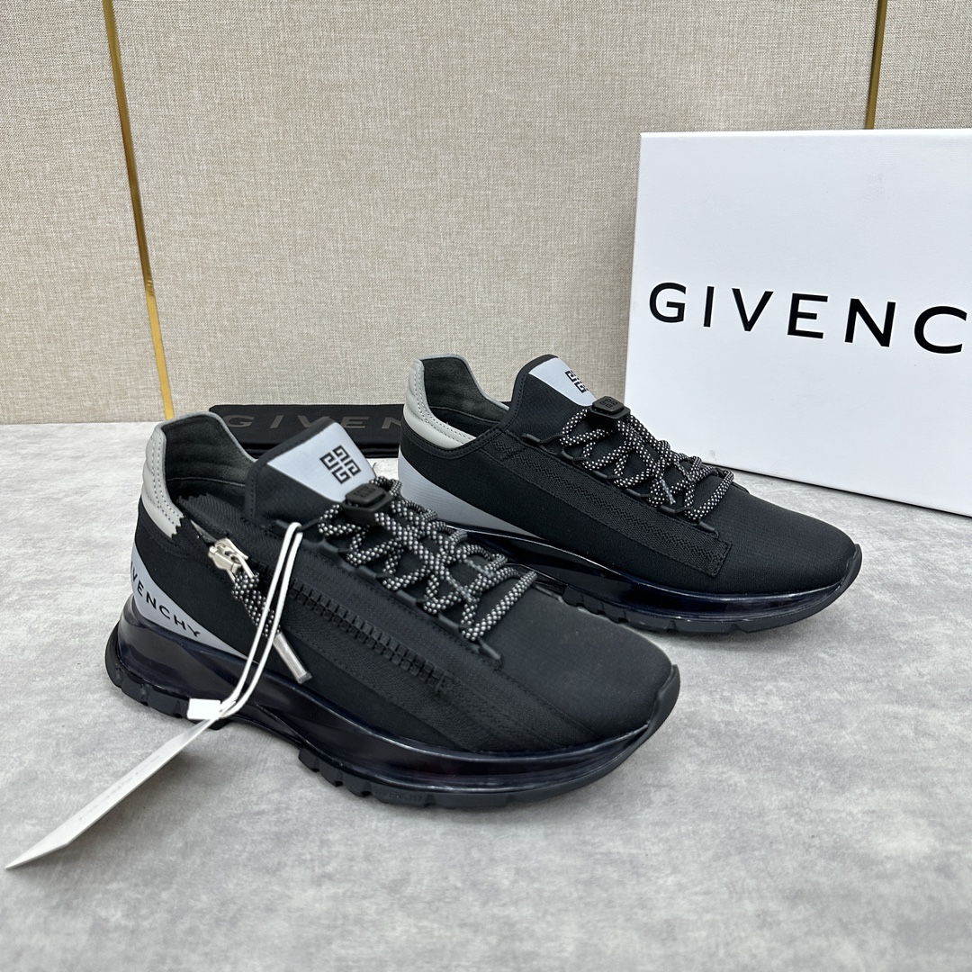 💋💍GVX New Givench* Givenchy SPECTRE Jogging Low Top Zipper Casual Shoes This sneaker is made of imported perforated cowhide leather with cowhide leather lining Individual one-piece cowhide latex insole Comfortable and skin-friendly Side panel with 4G logo zipper and matching color-coordinated webbing accents Two-Tone detailing tech laces with 4G logo drawstring and logo prints Tongue Side Givenchy logo print Outsole with reinforced rubber effect engraved with the Givenchy logo Privately developed lightweight black and white tech soles No comparison 🆚 No harm, no foul For those who prefer the quality of the counter. Standard shoe size: 39-44# (38.45🉑 customized) P¥860