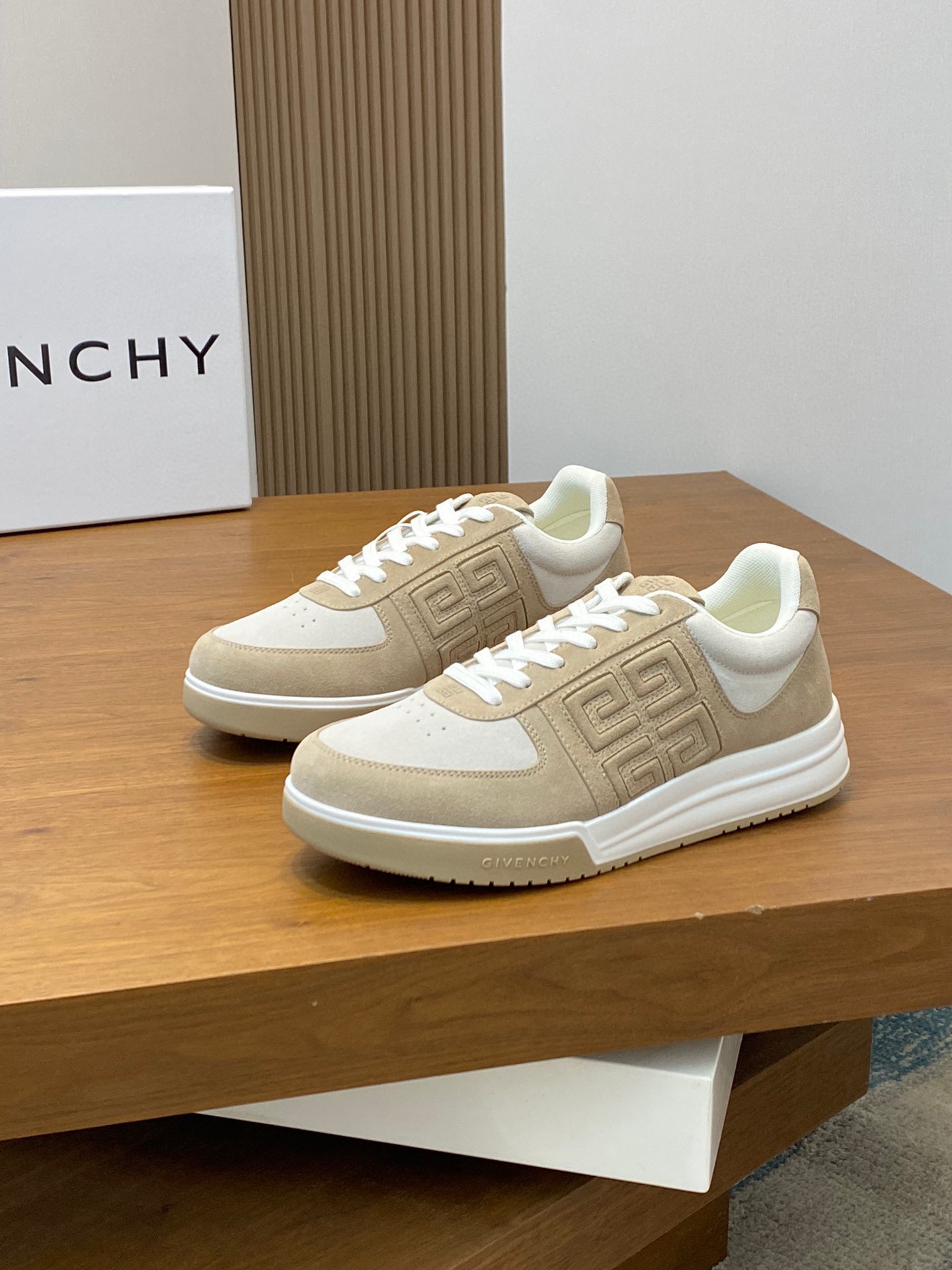 图片[3]-P840 Givenchy卡其色原版水染牛皮内里 奢侈用料（凸显高端·贵气·档次）做工考究鞋底：原厂特供原版大底实物拍摄
码数：39-44（38 45可定做）-高仿包包