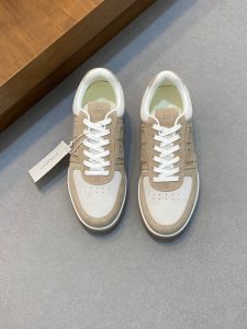 P840 Givenchy卡其色原版水染牛皮内里 奢侈用料（凸显高端·贵气·档次）做工考究鞋底：原厂特供原版大底实物拍摄
码数：39-44（38 45可定做）-高仿包包