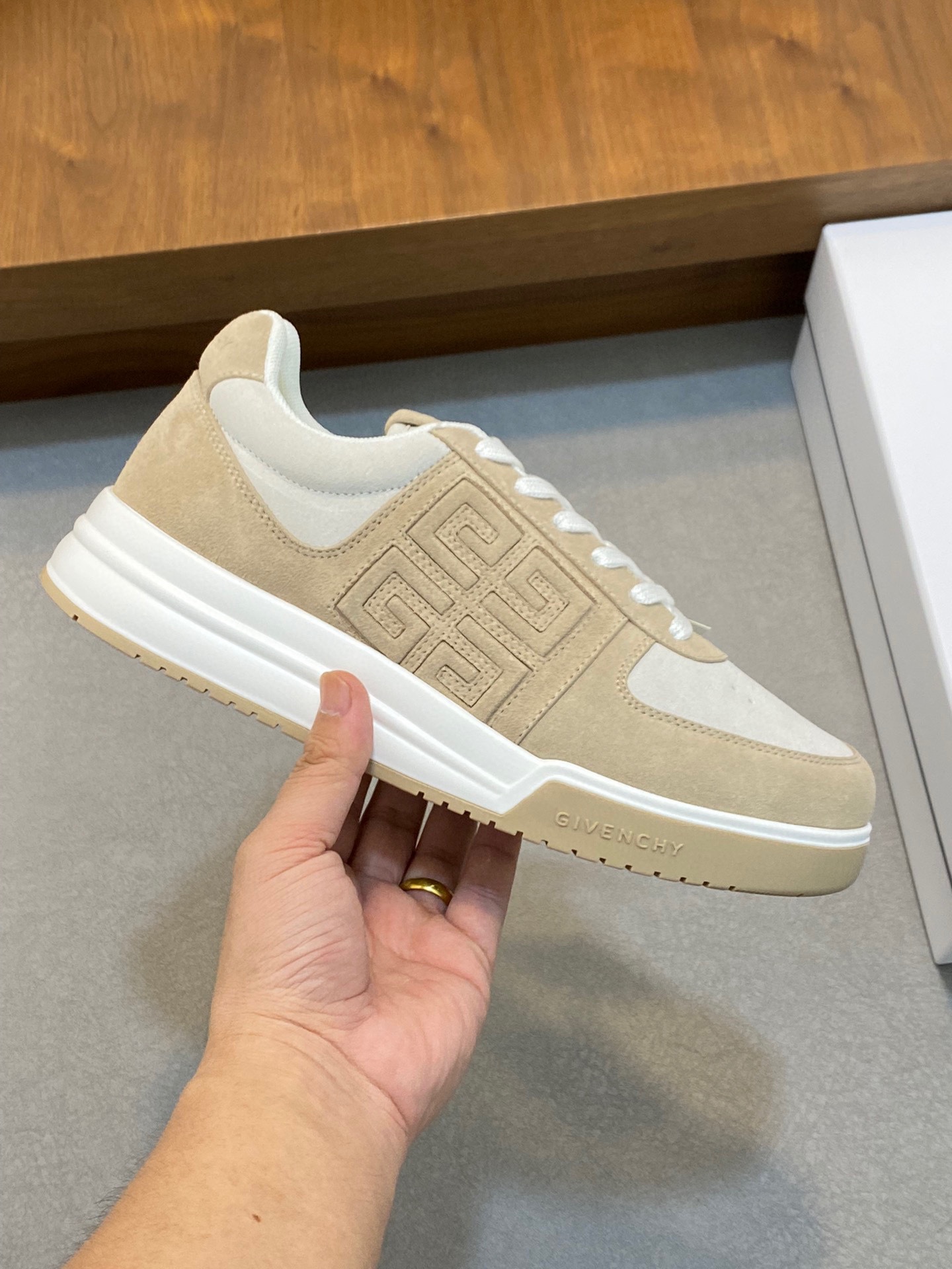 图片[4]-P840 Givenchy卡其色原版水染牛皮内里 奢侈用料（凸显高端·贵气·档次）做工考究鞋底：原厂特供原版大底实物拍摄
码数：39-44（38 45可定做）-高仿包包