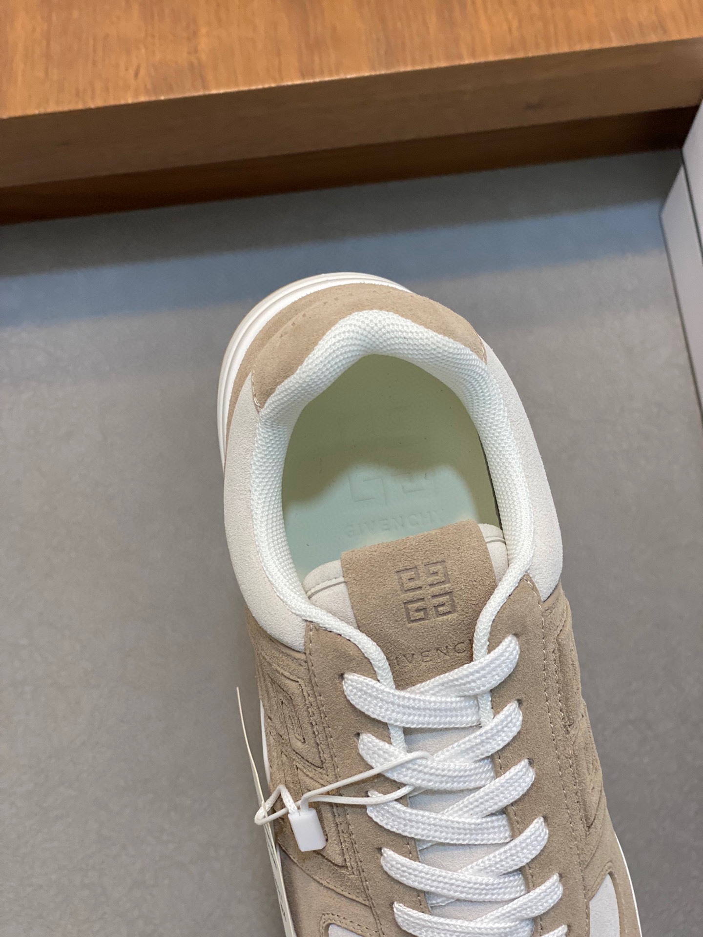 图片[7]-P840 Givenchy卡其色原版水染牛皮内里 奢侈用料（凸显高端·贵气·档次）做工考究鞋底：原厂特供原版大底实物拍摄
码数：39-44（38 45可定做）-高仿包包