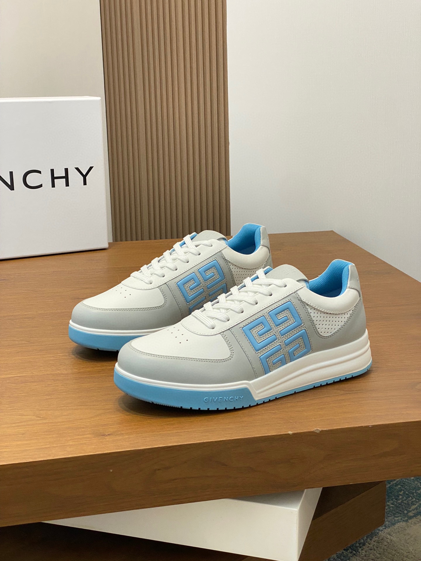 图片[3]-P840 Givenchy天蓝原版水染牛皮内里 奢侈用料（凸显高端·贵气·档次）做工考究鞋底：原厂特供原版大底实物拍摄
码数：39-44（38 45可定做）-高仿包包