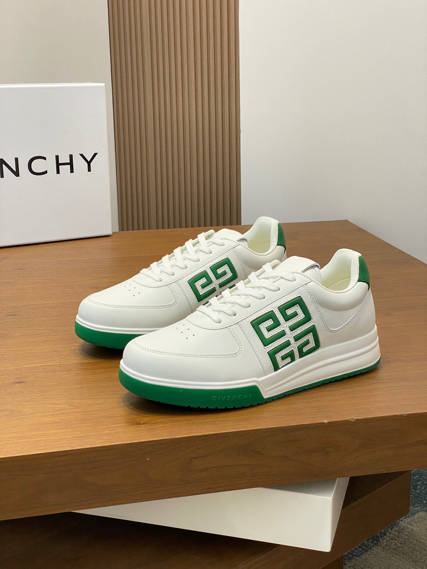 图片[3]-P840 Givenchy绿色原版水染牛皮内里 奢侈用料（凸显高端·贵气·档次）做工考究鞋底：原厂特供原版大底实物拍摄
码数：39-44（38 45可定做）-高仿包包