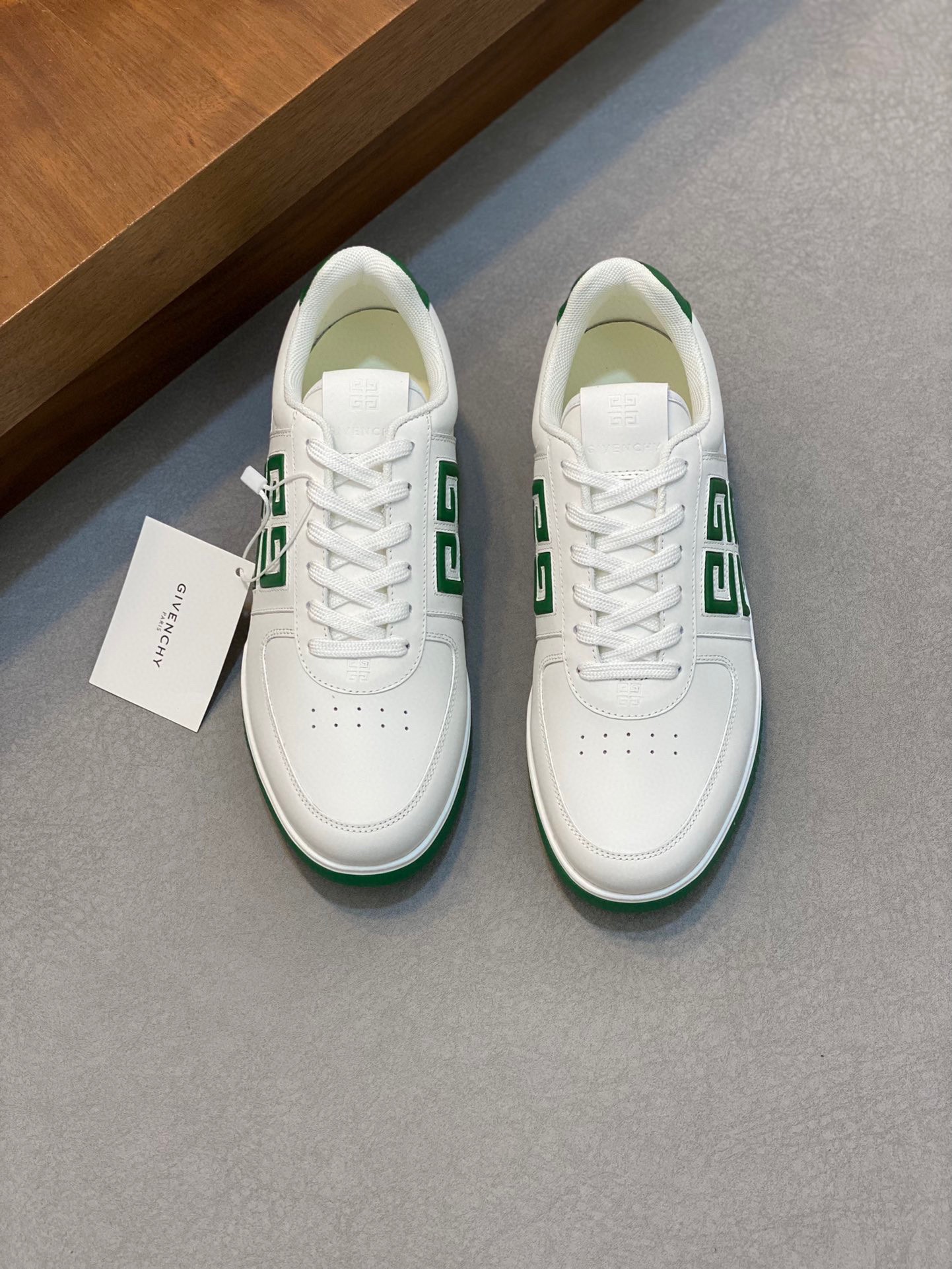 P840 Givenchy绿色原版水染牛皮内里 奢侈用料（凸显高端·贵气·档次）做工考究鞋底：原厂特供原版大底实物拍摄
码数：39-44（38 45可定做）-高仿包包