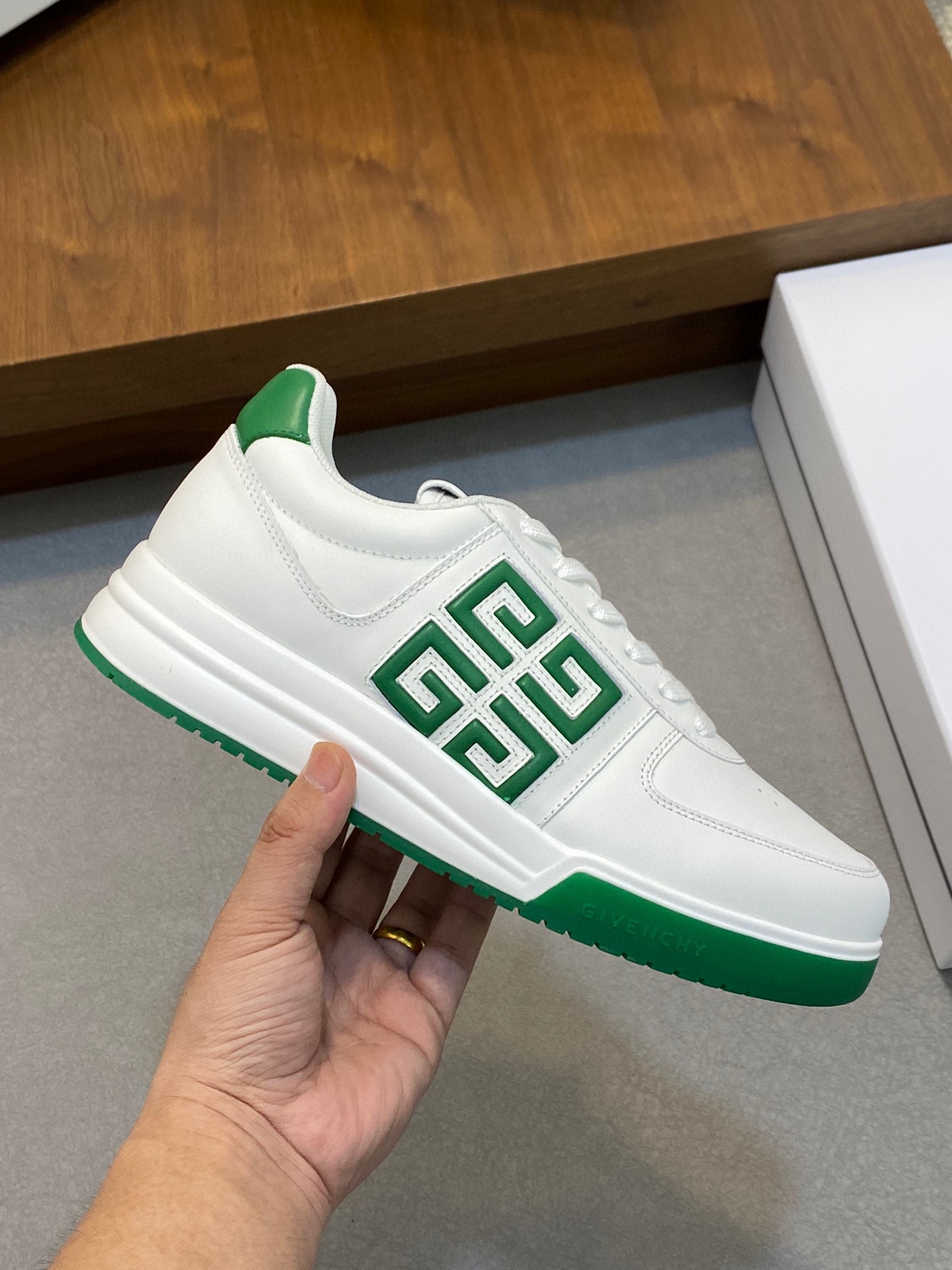 图片[4]-P840 Givenchy绿色原版水染牛皮内里 奢侈用料（凸显高端·贵气·档次）做工考究鞋底：原厂特供原版大底实物拍摄
码数：39-44（38 45可定做）-高仿包包