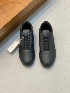 P840 Givenchy黑色原版水染牛皮内里 奢侈用料（凸显高端·贵气·档次）做工考究鞋底：原厂特供原版大底实物拍摄
码数：39-44（38 45可定做）-高仿包包